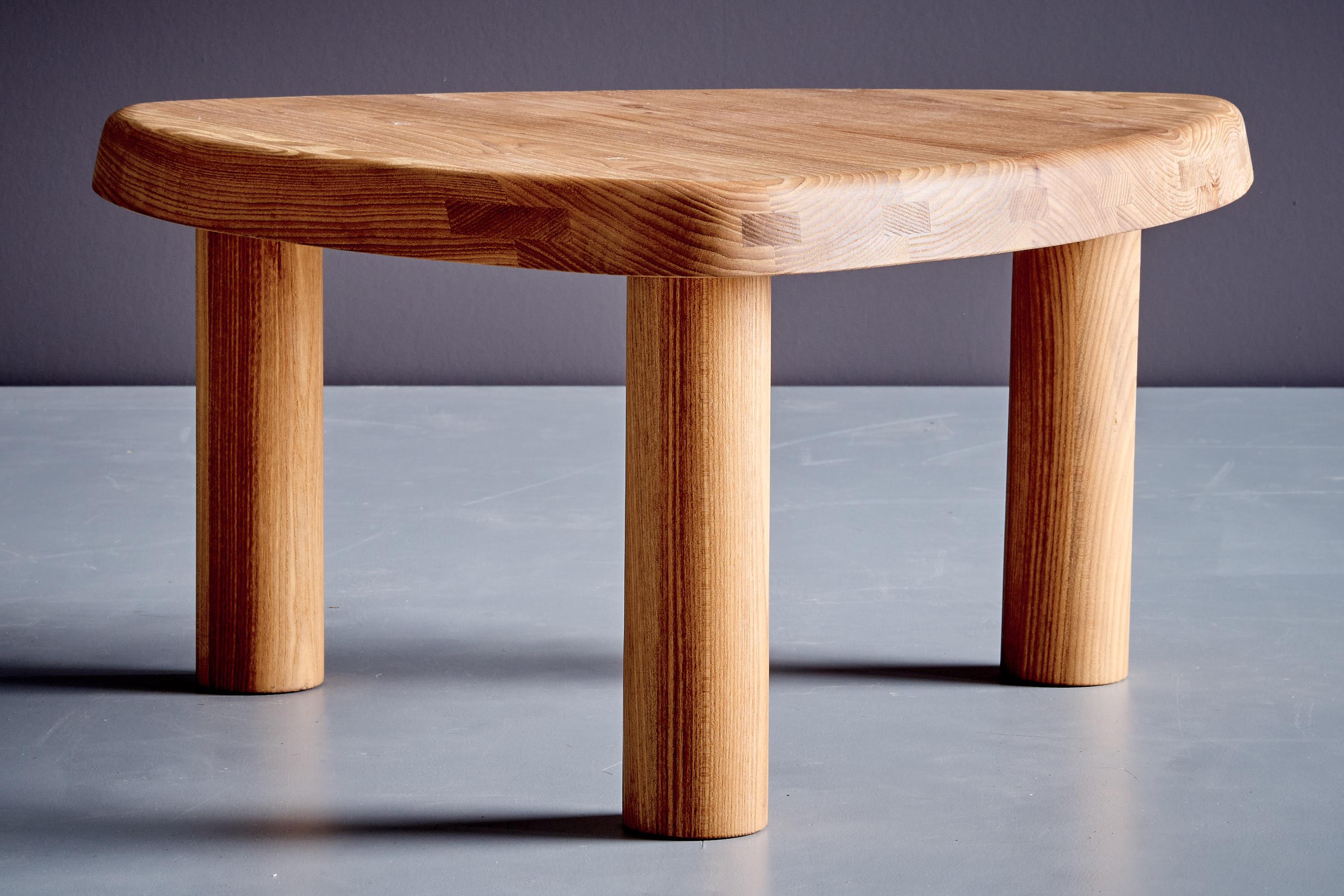 Paire de tables d'appoint T23 A Arrondie Basse en orme par Pierre Chapo, France Excellent état - En vente à Berlin, DE