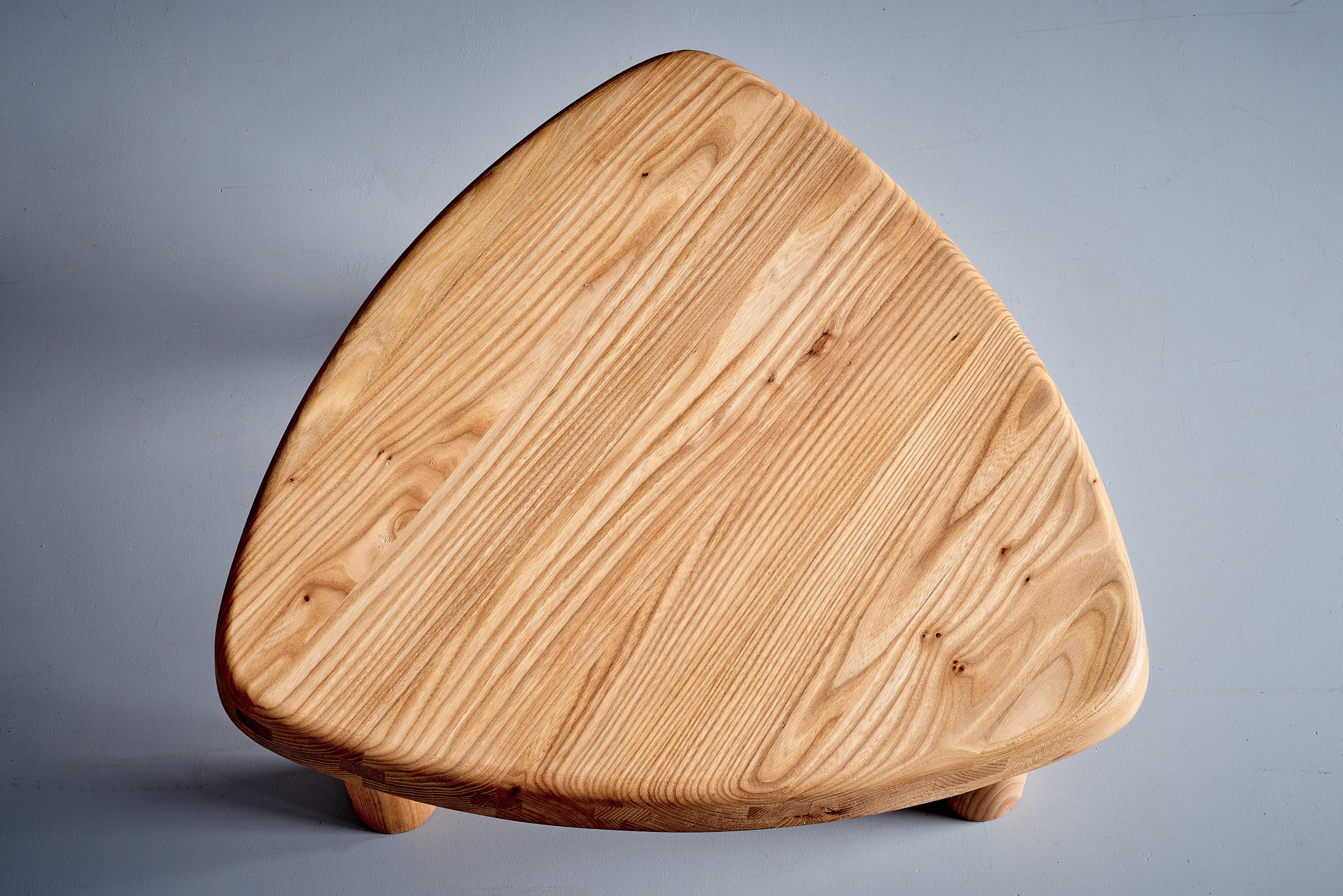 XXIe siècle et contemporain Paire de tables d'appoint T23 A Arrondie Basse en orme par Pierre Chapo, France en vente