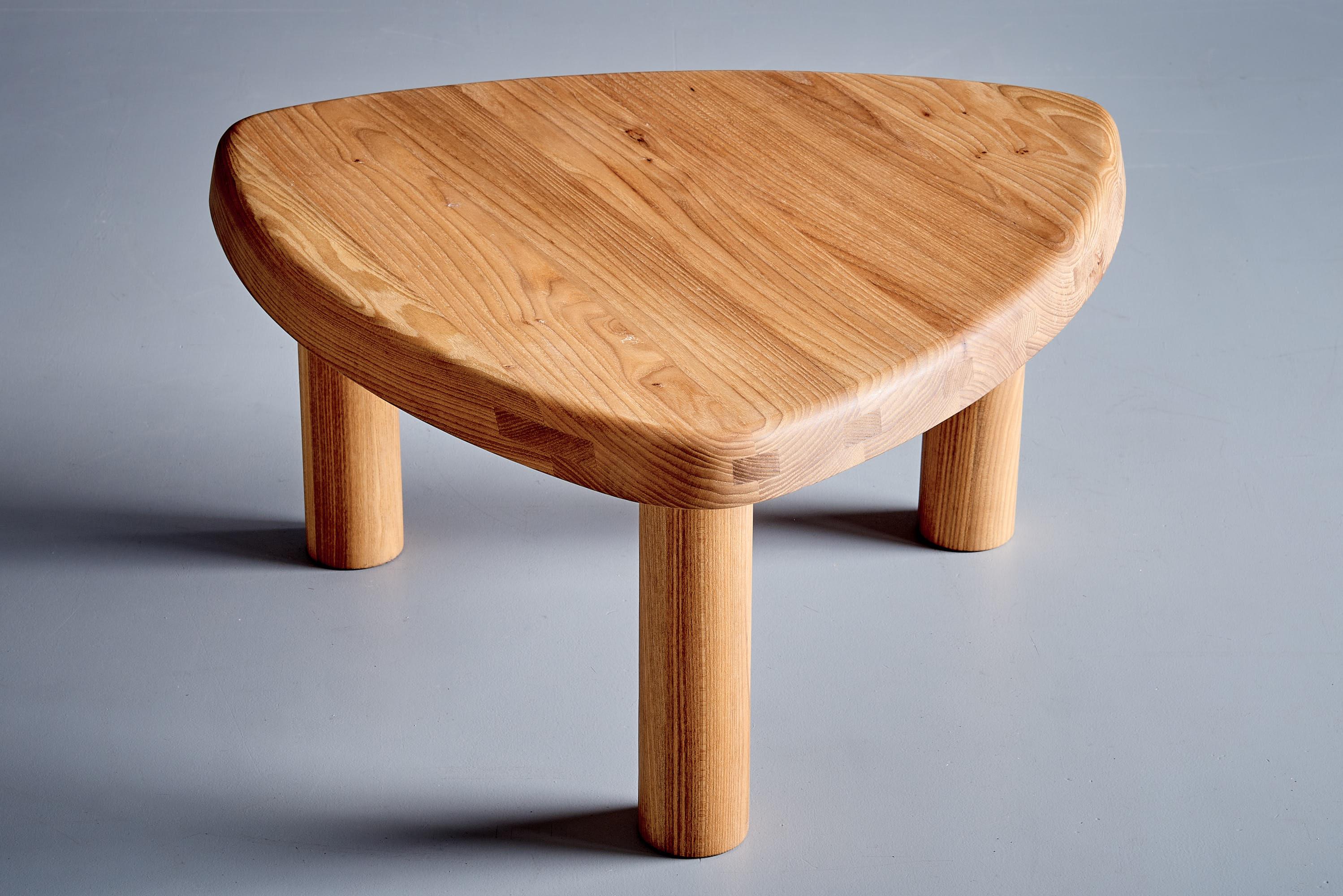 Orme Paire de tables d'appoint T23 A Arrondie Basse en orme par Pierre Chapo, France en vente