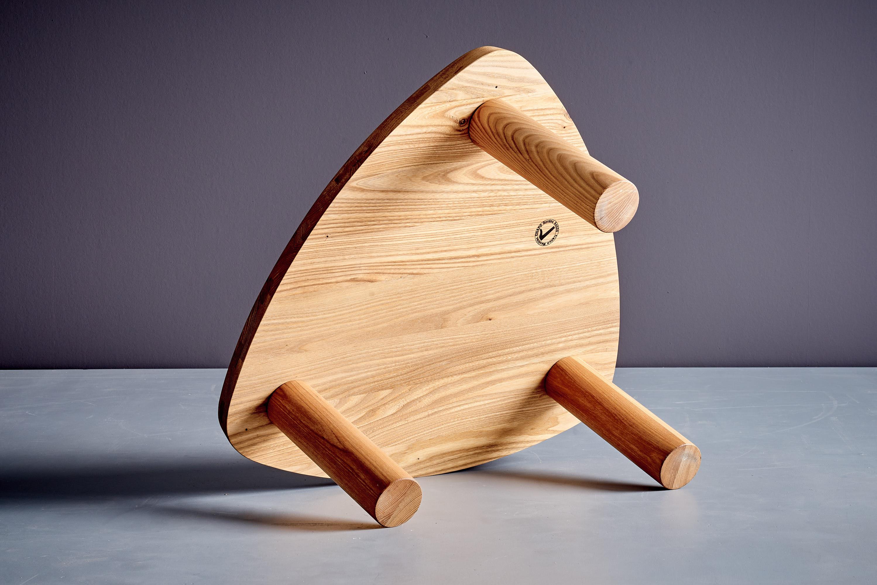 Paire de tables d'appoint T23 A Arrondie Basse en orme par Pierre Chapo, France en vente 1