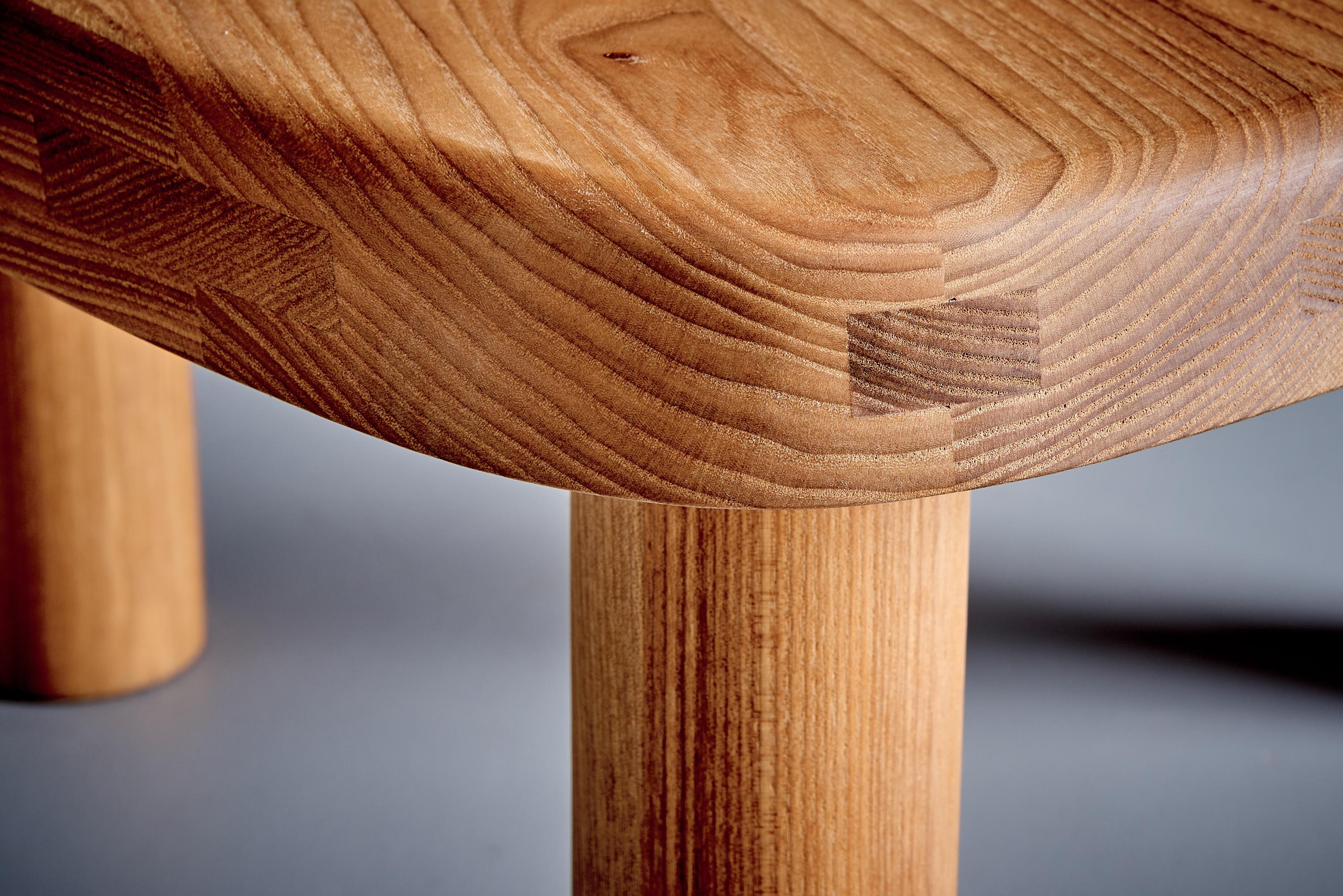 Paire de tables d'appoint T23 A Arrondie Basse en orme par Pierre Chapo, France en vente 2