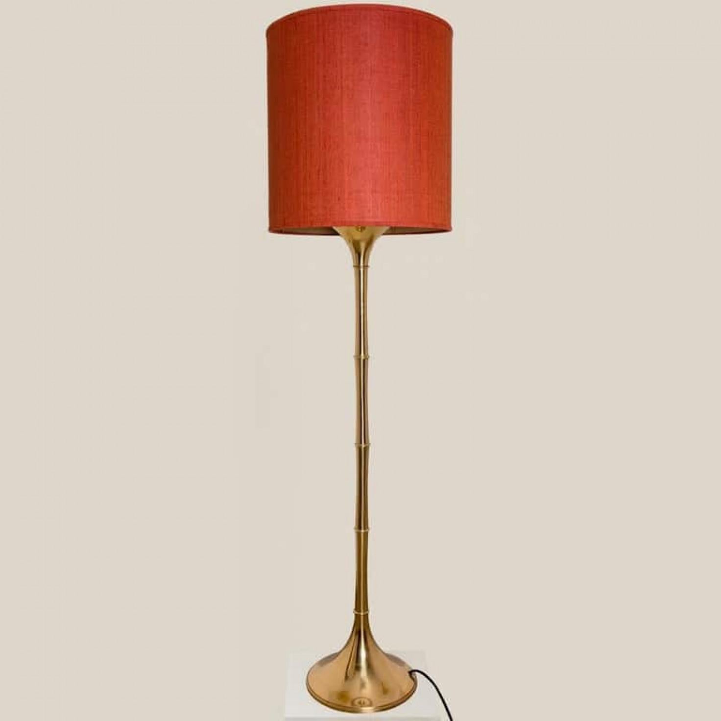 Pareja de lámpara de sobremesa y de pie diseñadas por Ingo Maurer, 1968 Chapado en oro en venta