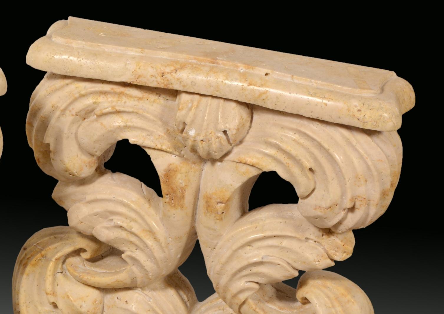 Néo-classique Paire de socles de table, marbre travertin en vente