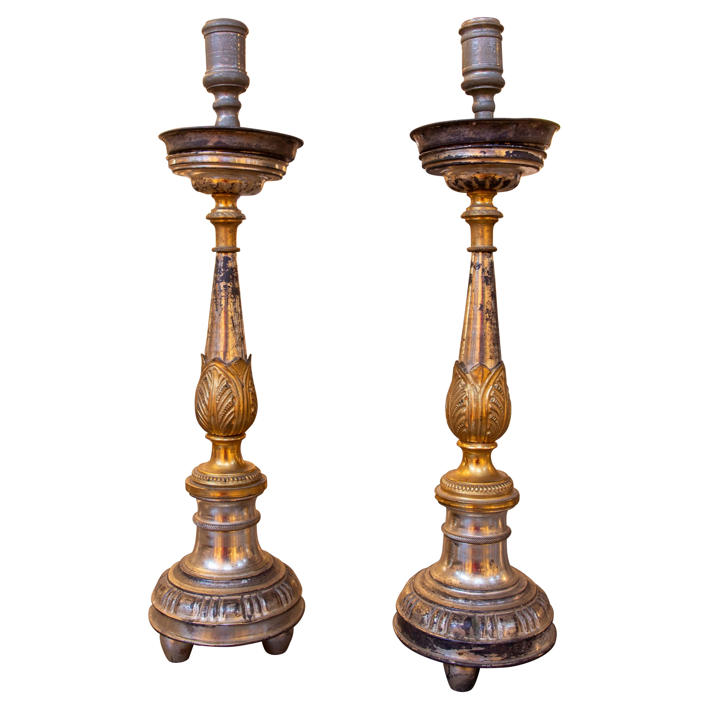Paire de chandeliers de table en métal or et argent, bois et laiton en vente