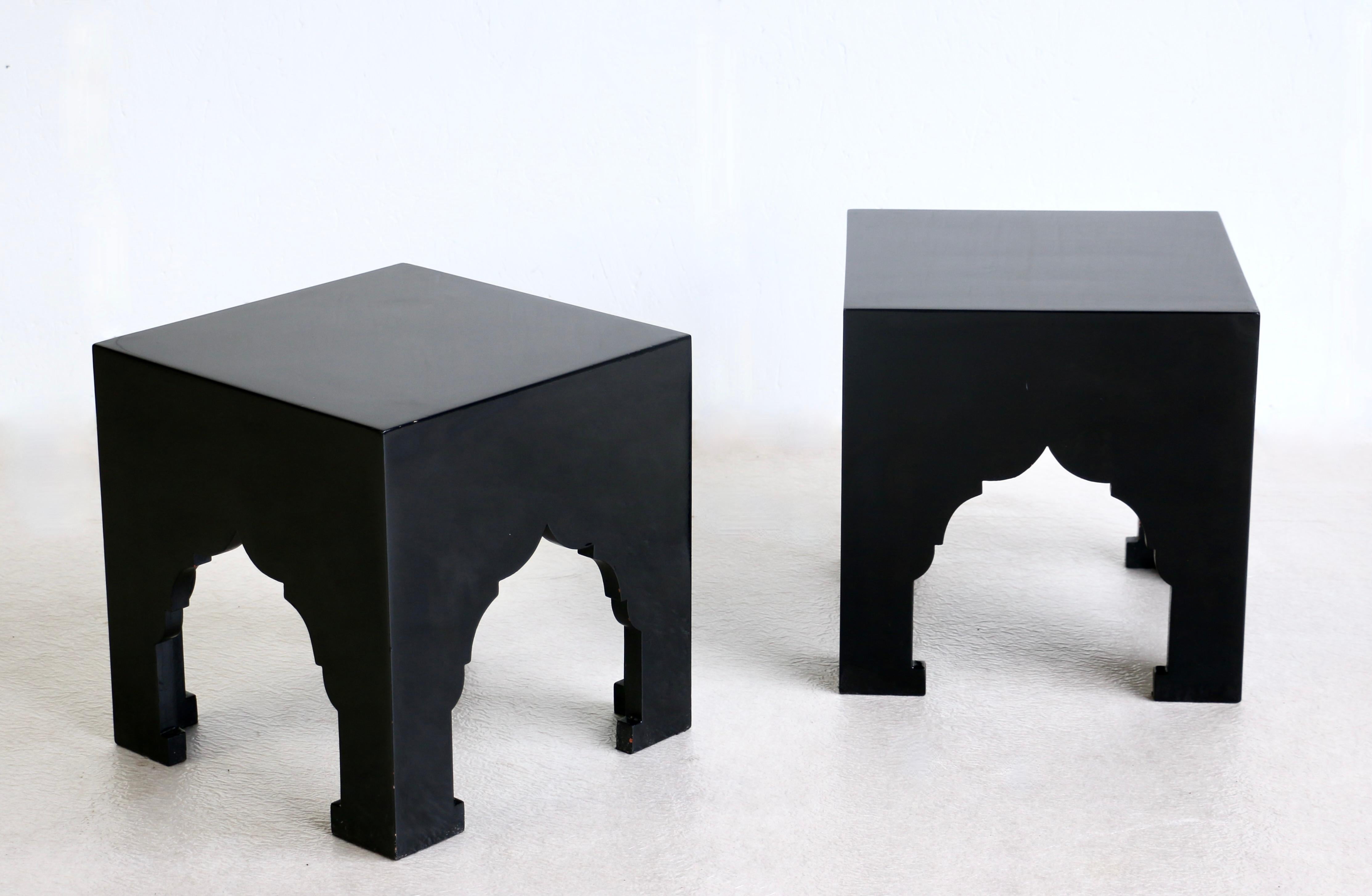 Paire de tables de style oriental laqué noir en vente 11