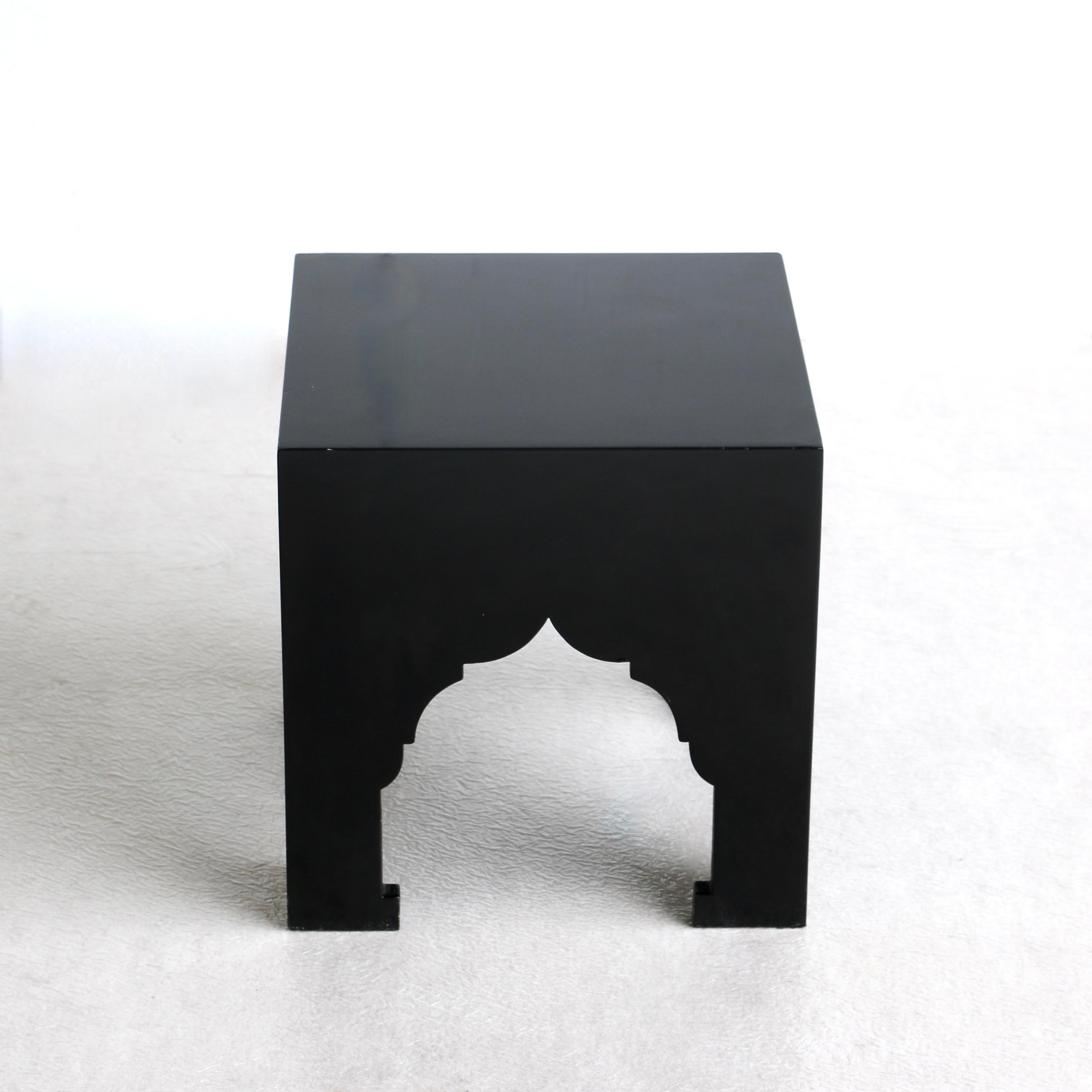 Petite table basse en bois laqué noir avec décoration orientale. France, année 80.