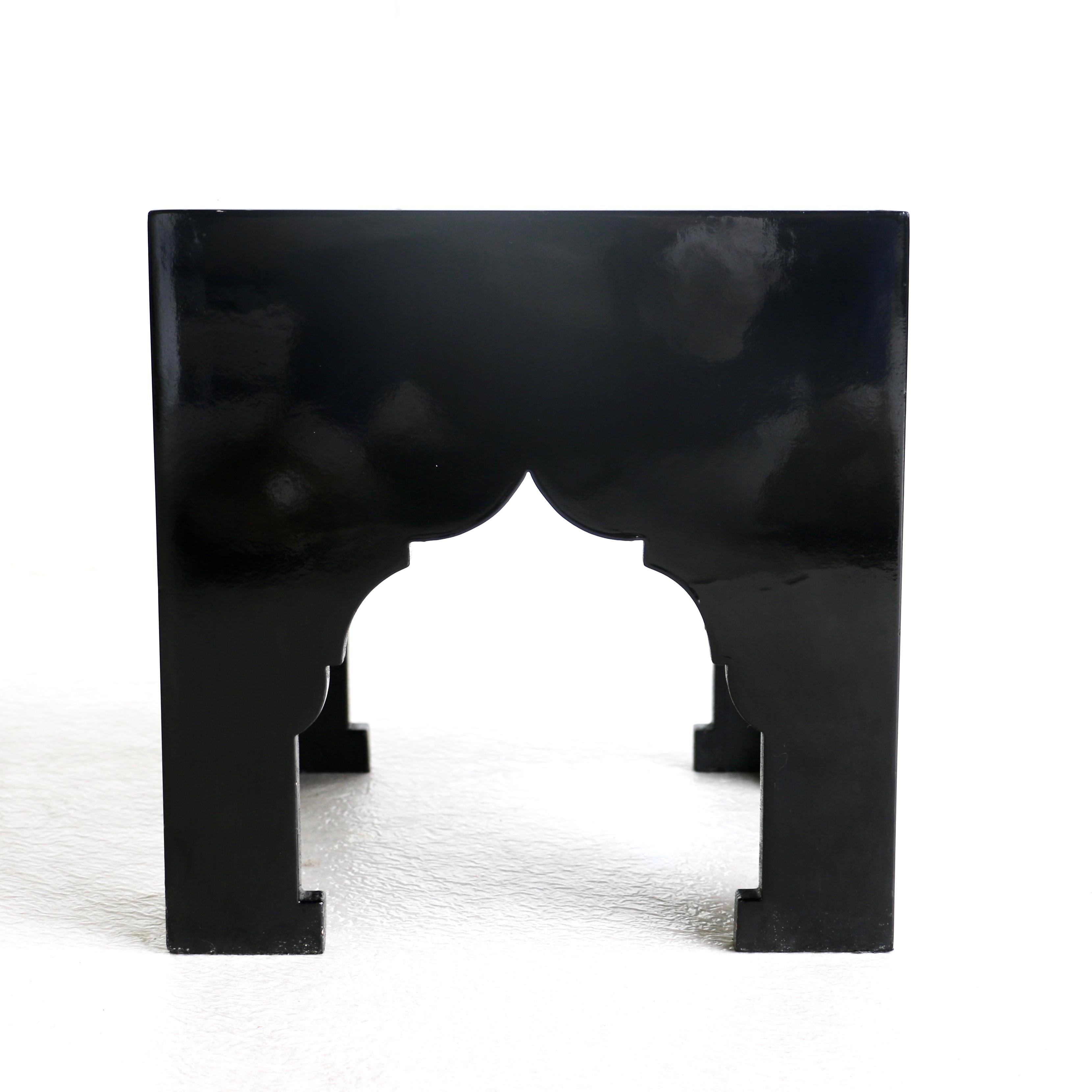 Fin du 20e siècle Paire de tables de style oriental laqué noir en vente
