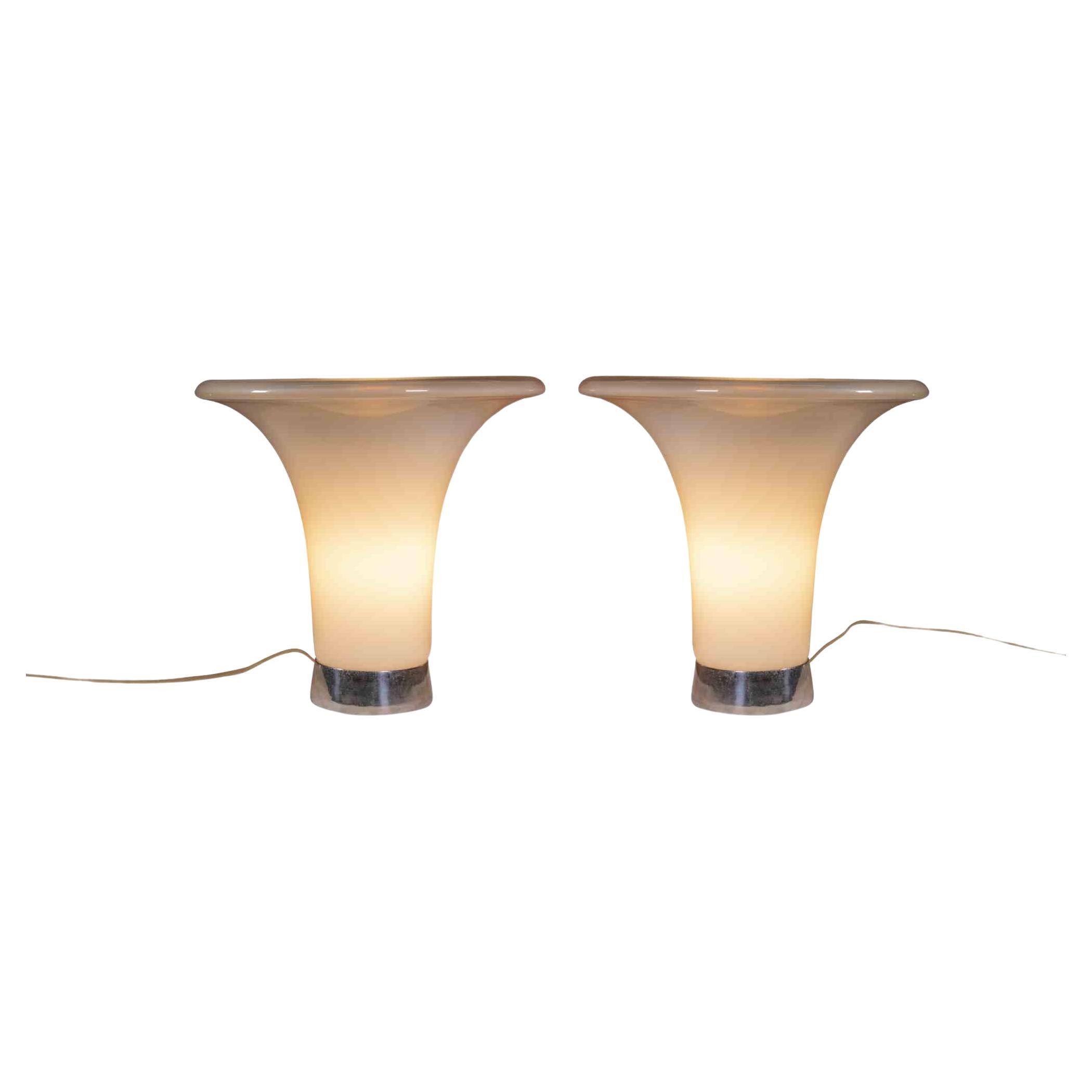Couple de lampes de table est un  objet de design réalisé dans les années 1960 par Gino Vistosi pour Vetreria Vistosi.

Lampe en verre d'art avec base en métal.

Une paire de lampes design à collectionner !



Vetreria Vistosi est une entreprise