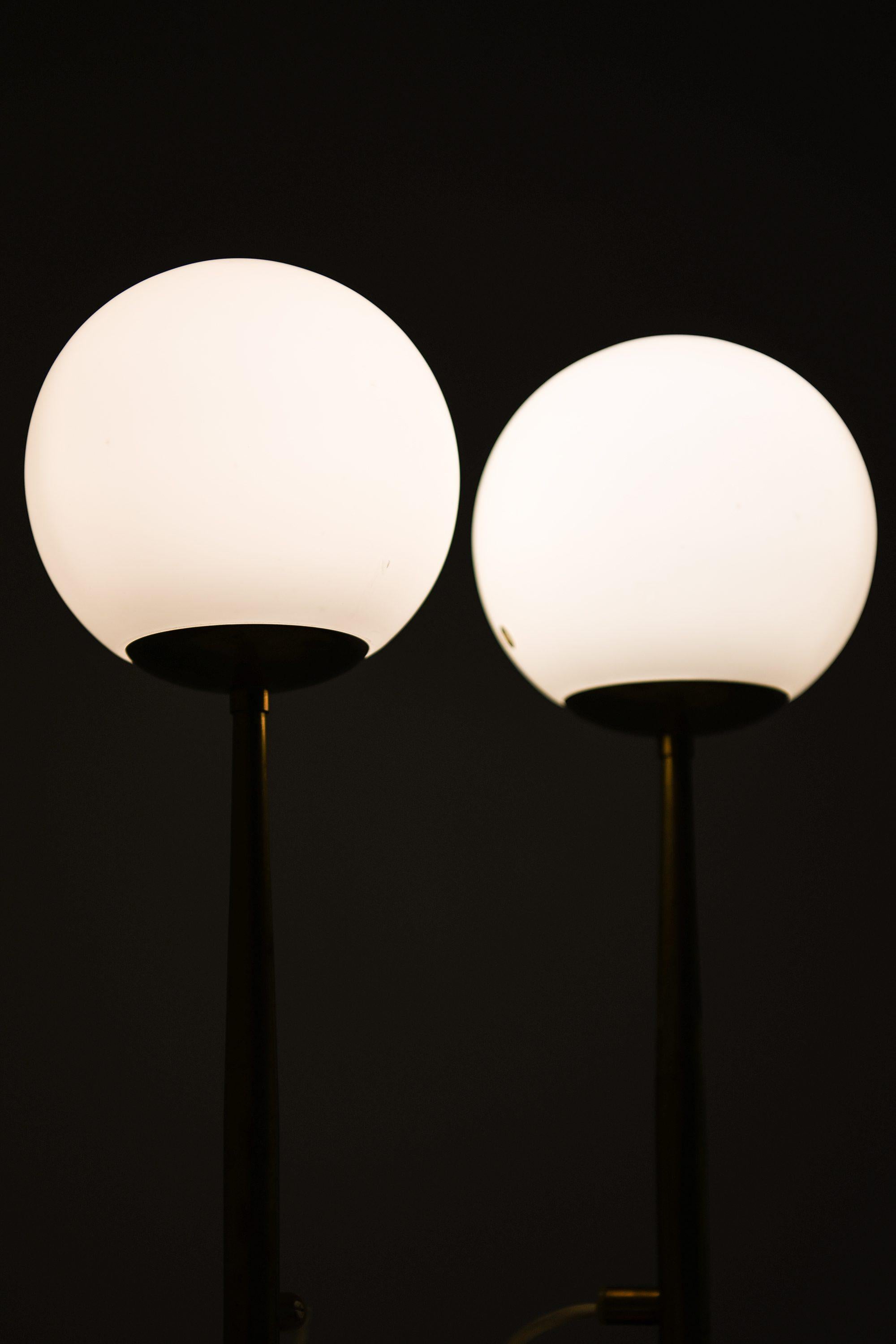Paar Tischlampen aus Messing und mattem Opalglas von Hans-Agne Jakobsson, 1950er Jahre (Skandinavische Moderne) im Angebot