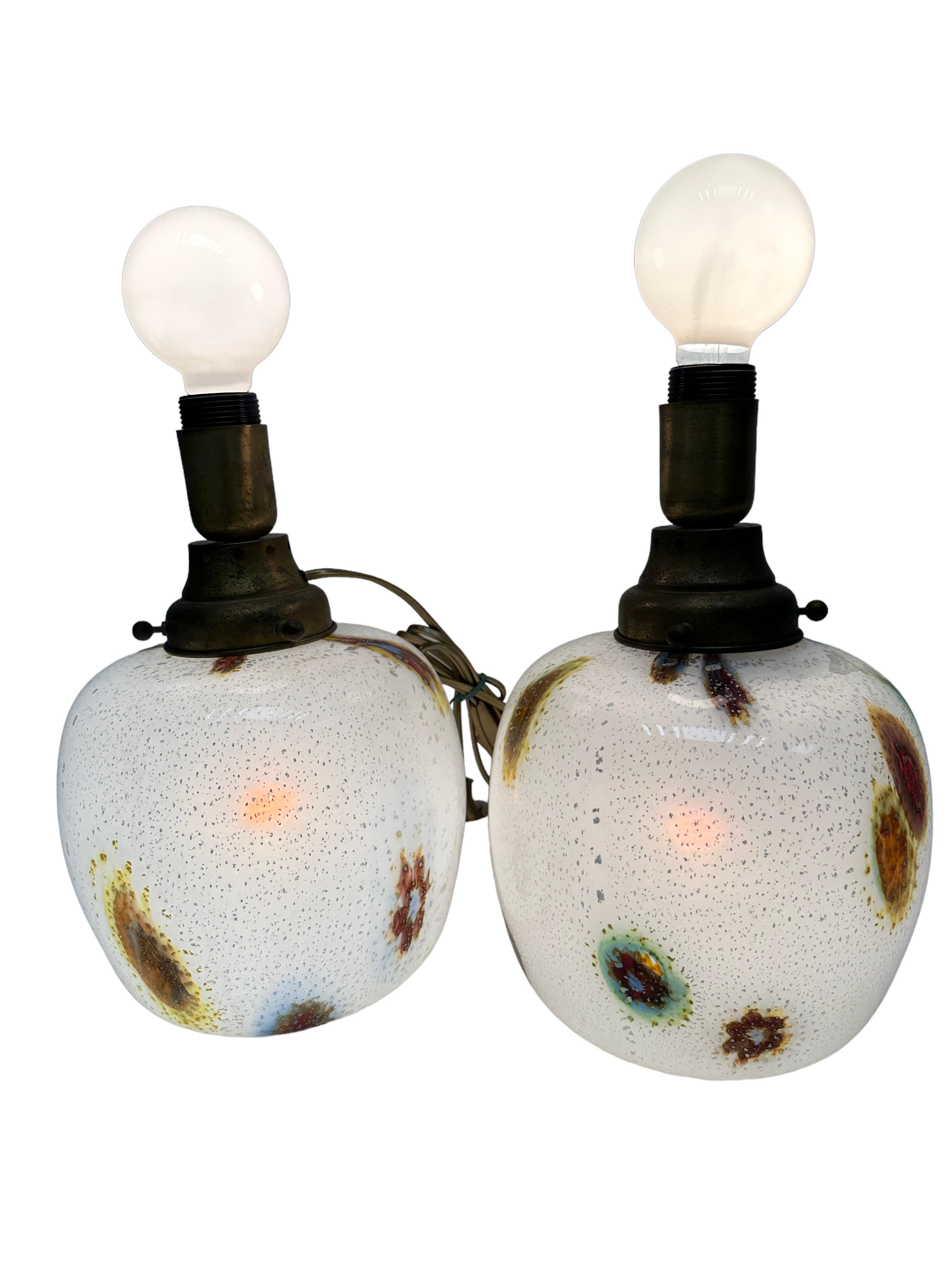 Schönes Paar großer monumentaler Tischlampen oder Beistelltischlampen. Aus Glas und Messing, von Dino Martens, hergestellt von Aureliano Toso in Murano, Italien, um 1960. Jede Leuchte benötigt eine europäische E27 / 110 Volt Edison Glühbirne, bis zu