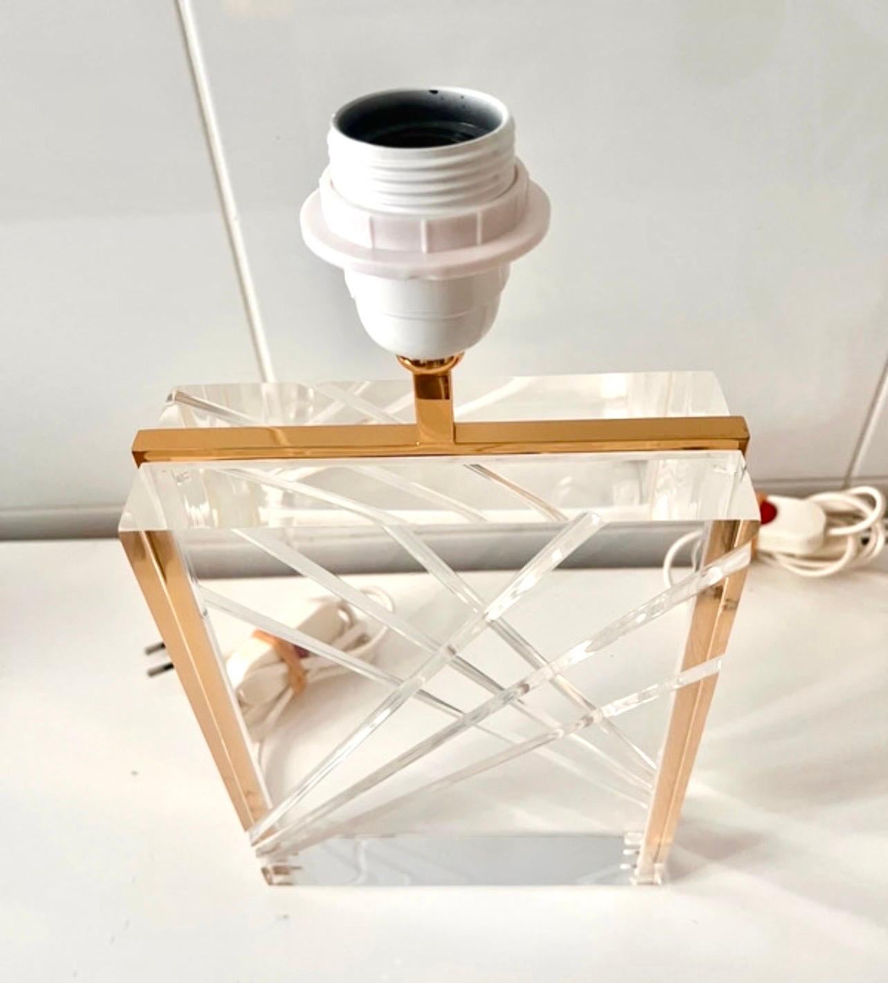 Pair of Table Lamp lucite with gilt gold structure , italy 1970s For Sale 2