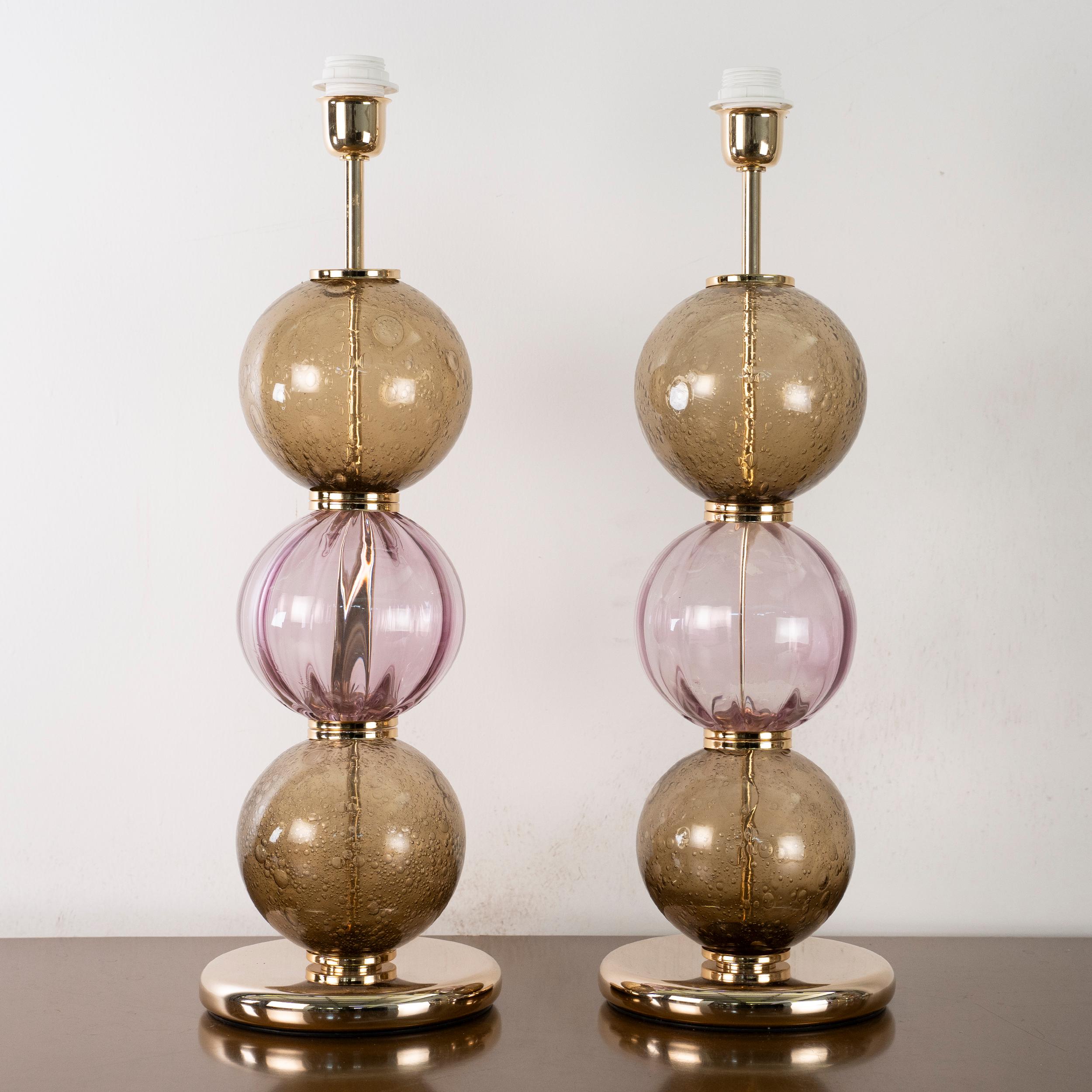 Disponible maintenant - Lampe de table avec sphère en verre Murano multicolore, Vintage Made in Italy en stock.
Condit : pratiquement en parfait état et jamais utilisé : pas de grosses rayures, pas de défauts, pas de fissures pas de pièces