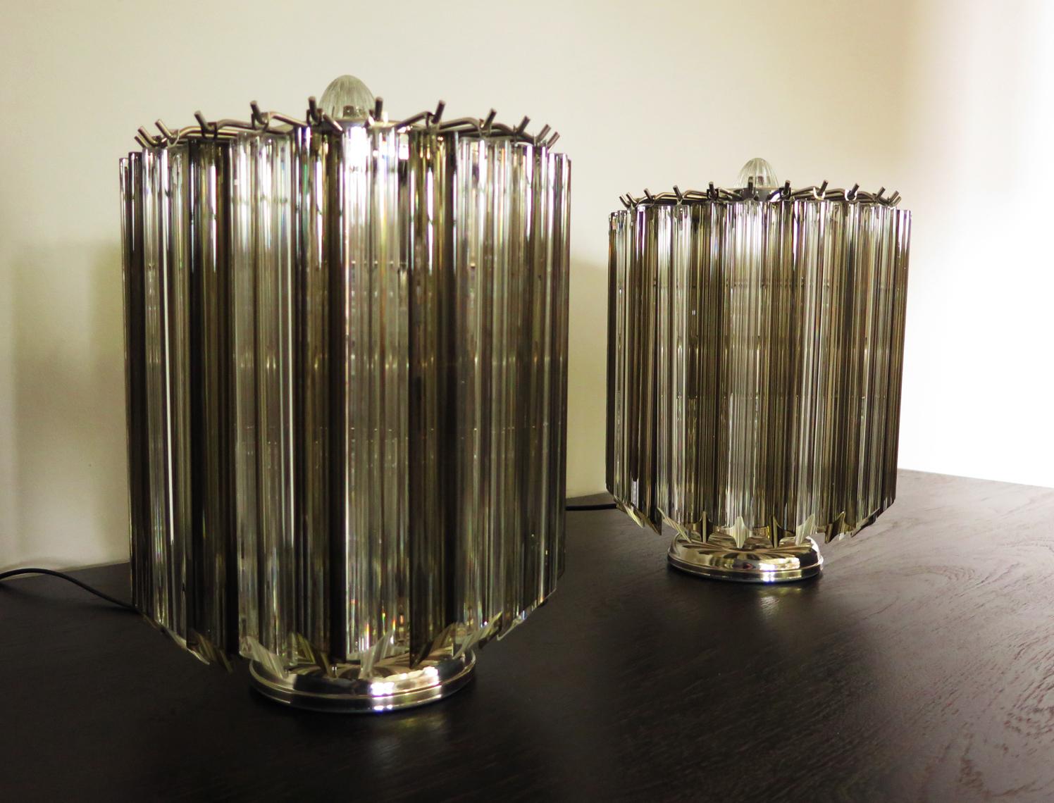 Paar Tischlampen:: 24 transparente und geräucherte Quadriedri:: Murano:: 1990er Jahre im Angebot 7