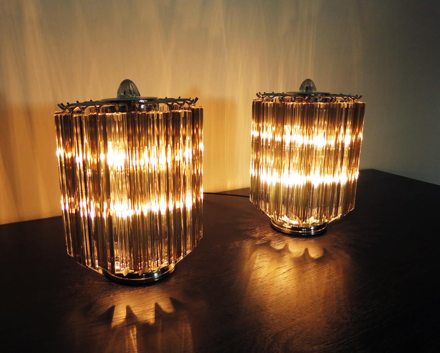 Paar Tischlampen:: 24 transparente und geräucherte Quadriedri:: Murano:: 1990er Jahre (20. Jahrhundert) im Angebot