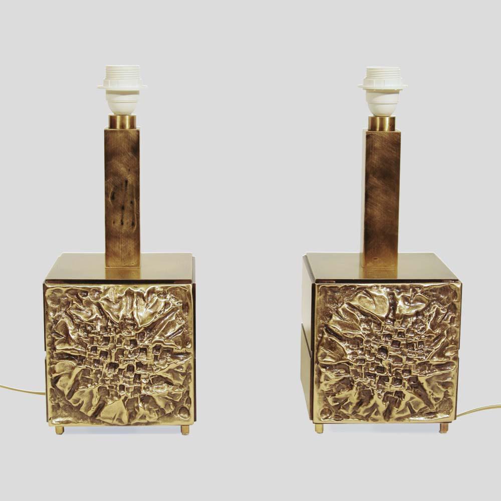 Cubic brass structure with the original patina, decorated with abstract motifs in a low relief technique
This pair comes with cylindrical shaped cream white colour matt silk shades.
1960s Italian design by artist Luciano Frigerio.
This elegant