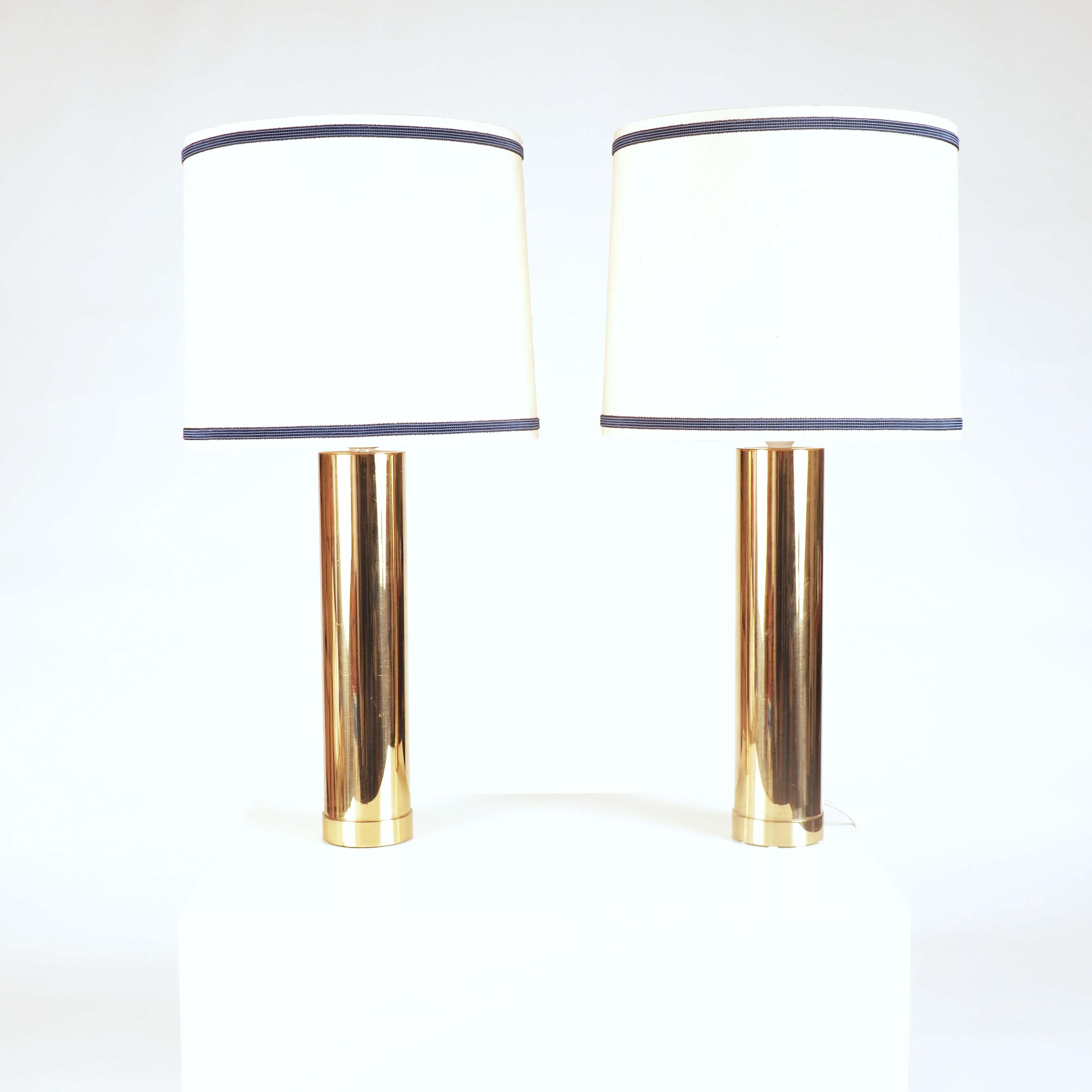 Stricte et moderne, cette paire de lampes de table a été fabriquée dans les années soixante par le fabricant de lampes suédois Bergboms. La base en laiton et le poids en fer sont très lourds, ce qui donne une sensation de qualité dans la main.