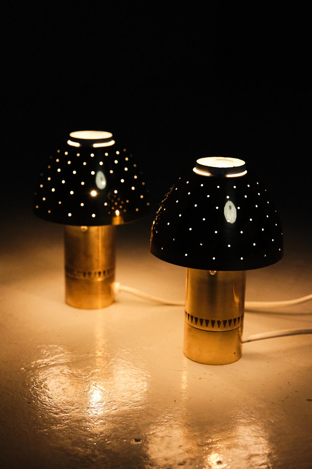 Lampes de table modèle 'B221' par Hans-Agne Jakobsson pour sa propre compagnie Hans-Agne Jakobsson AB à Agnes, Suède, pendant les années 1970. 

Magnifique design/One en laiton perforé qui donne une belle lumière. 

Label des fabricants. 