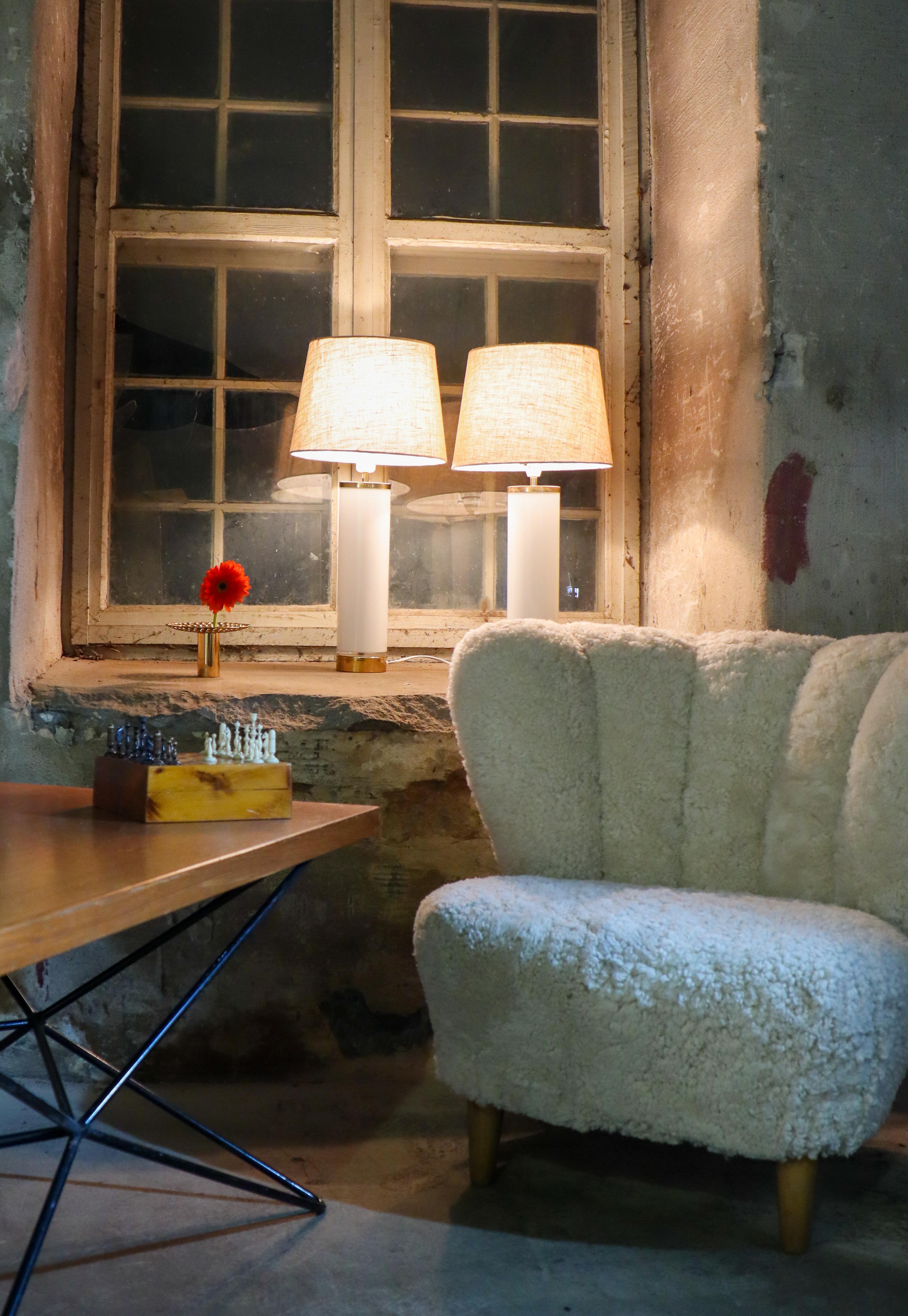 Mid-Century Modern Paire de lampes de table, Bergboms Suède - Elegant verre blanc et laiton en vente