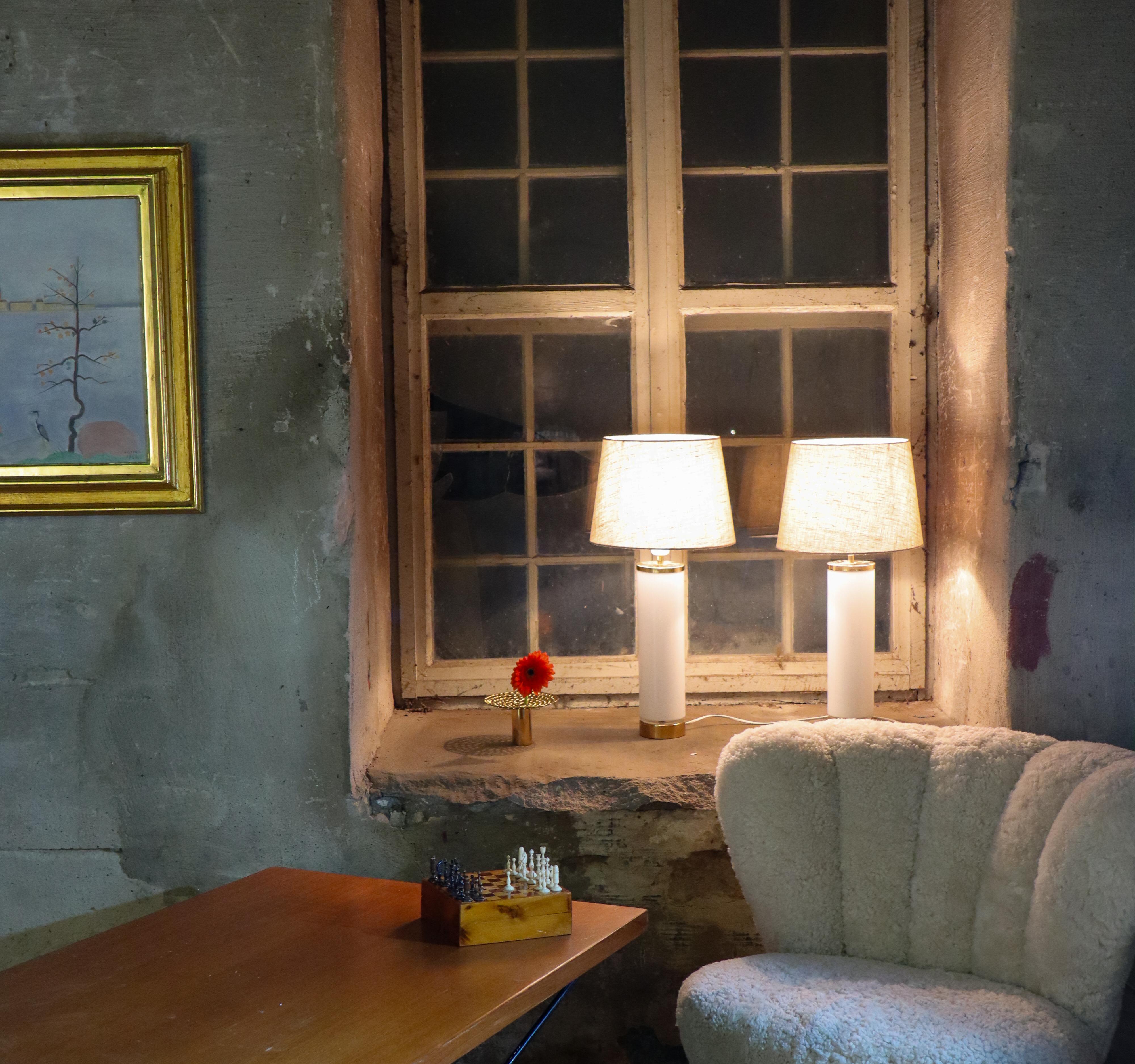 Suédois Paire de lampes de table, Bergboms Suède - Elegant verre blanc et laiton en vente