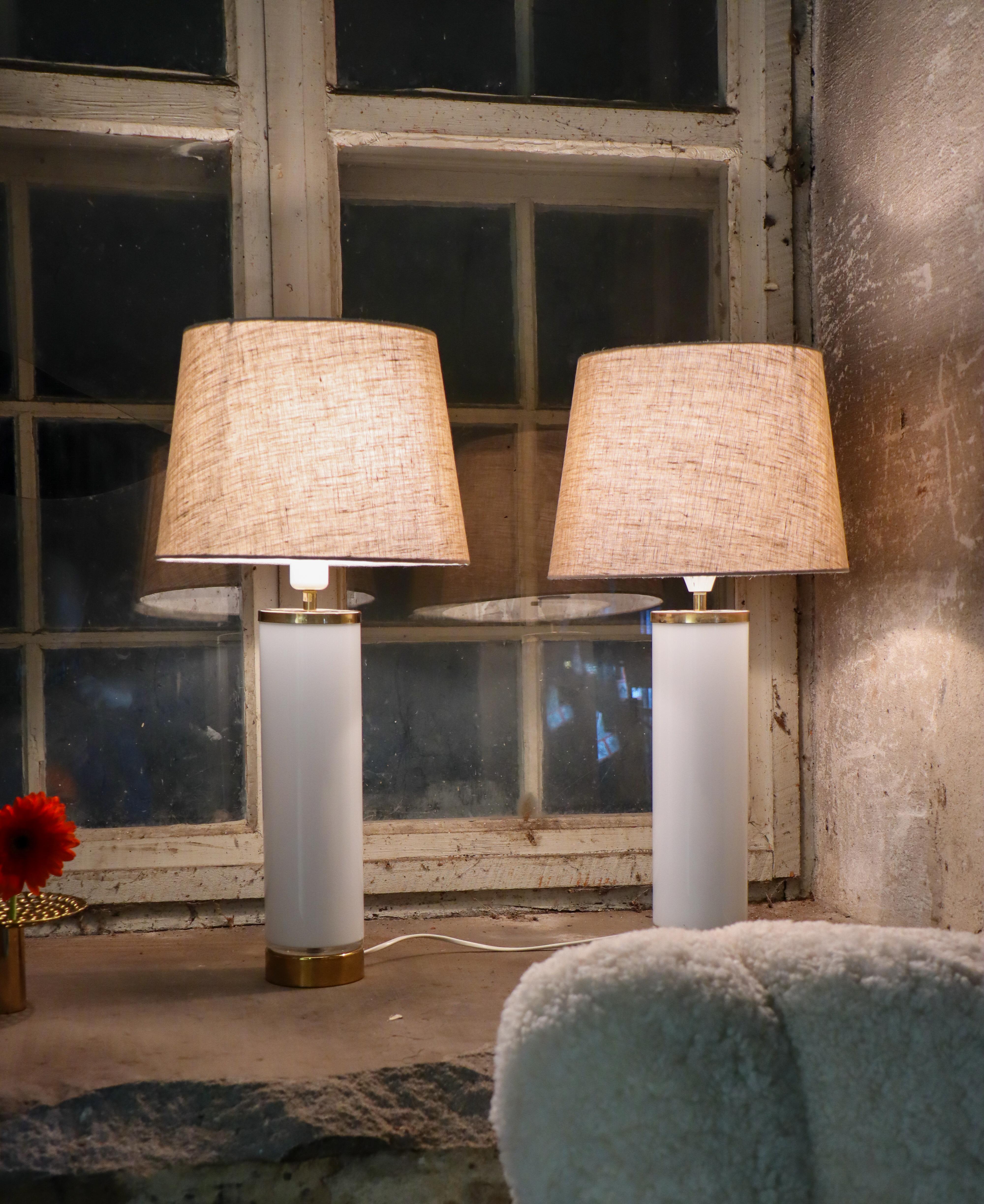 Milieu du XXe siècle Paire de lampes de table, Bergboms Suède - Elegant verre blanc et laiton en vente