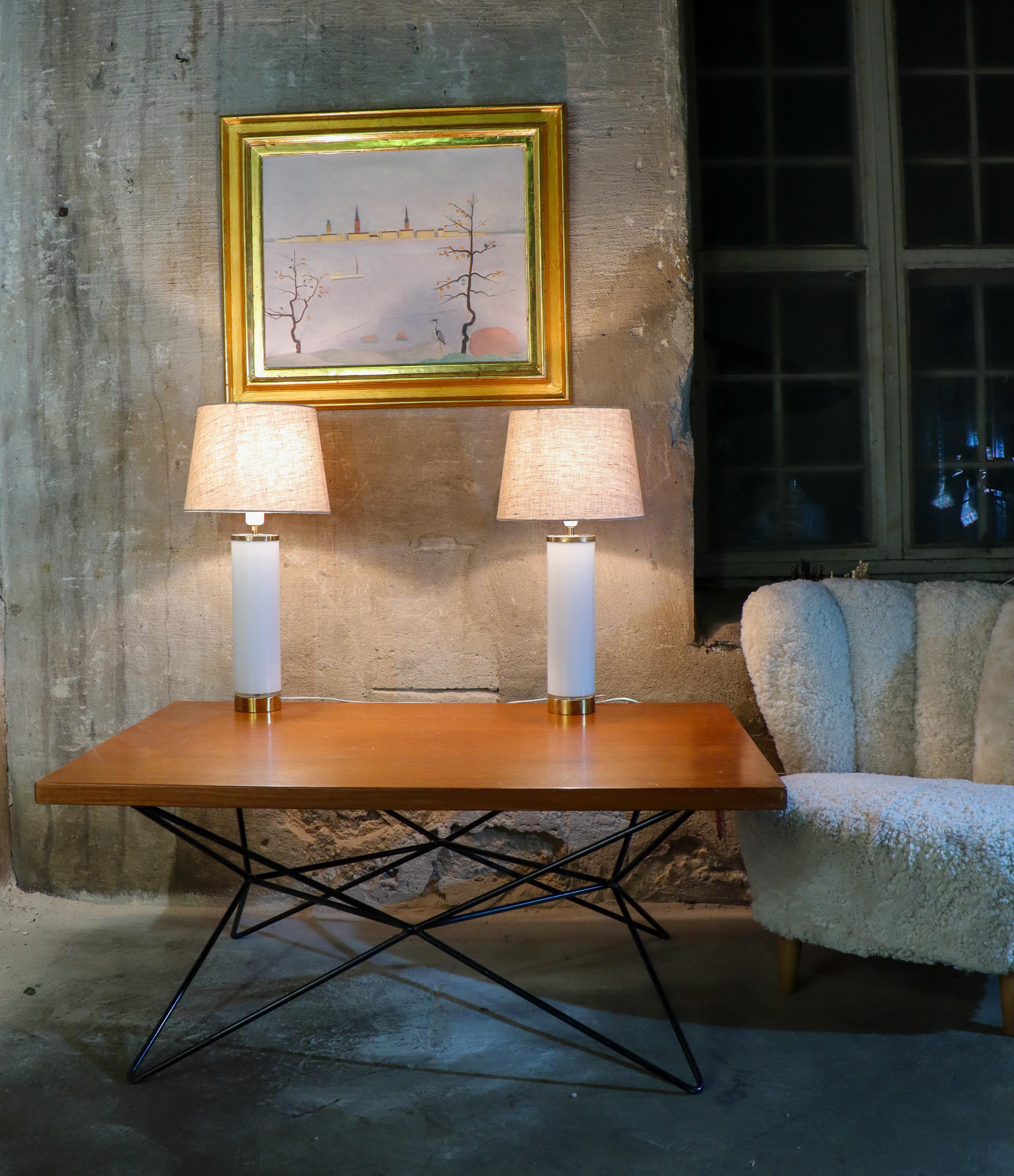 Laiton Paire de lampes de table, Bergboms Suède - Elegant verre blanc et laiton en vente