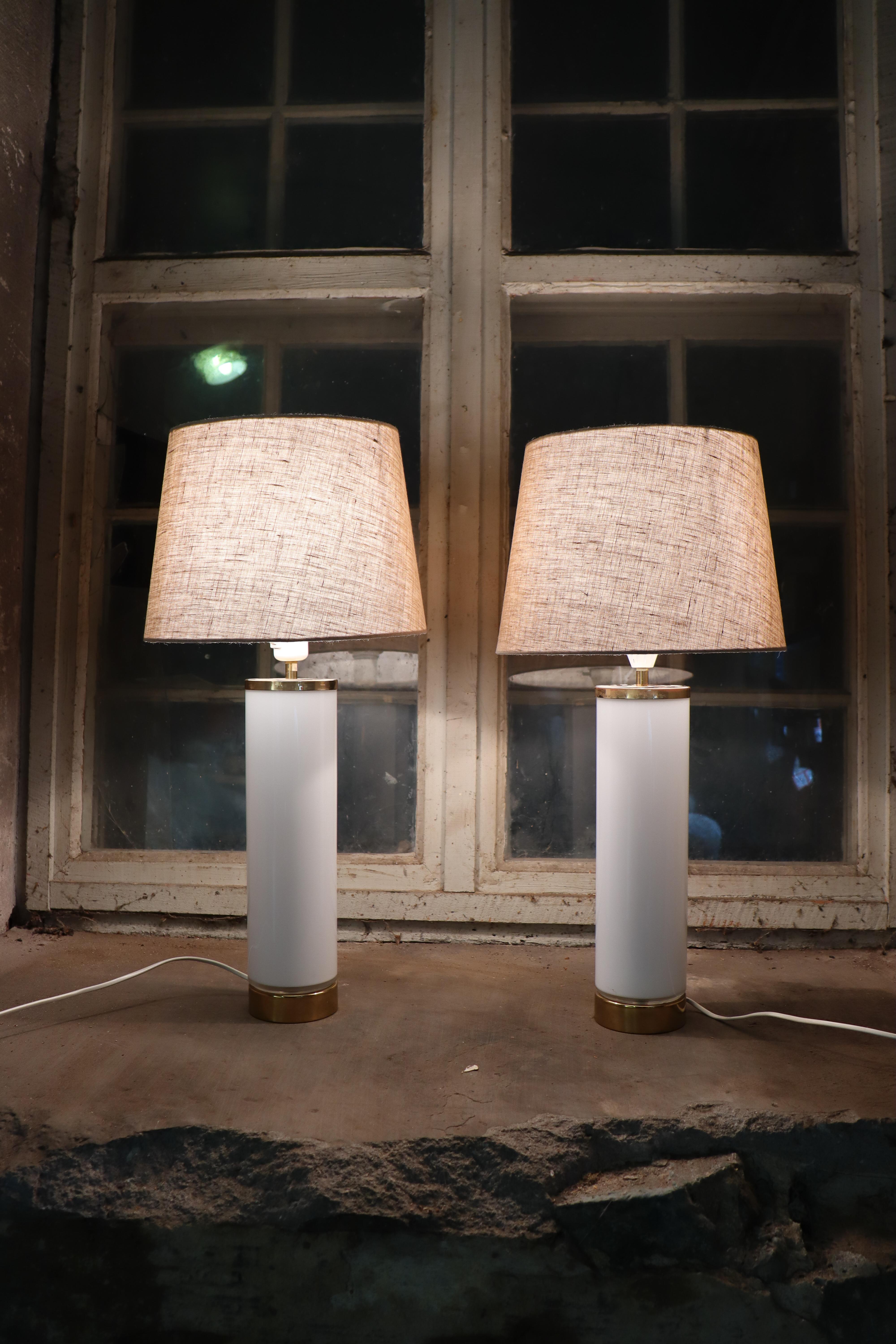 Paire de lampes de table, Bergboms Suède - Elegant verre blanc et laiton en vente 1