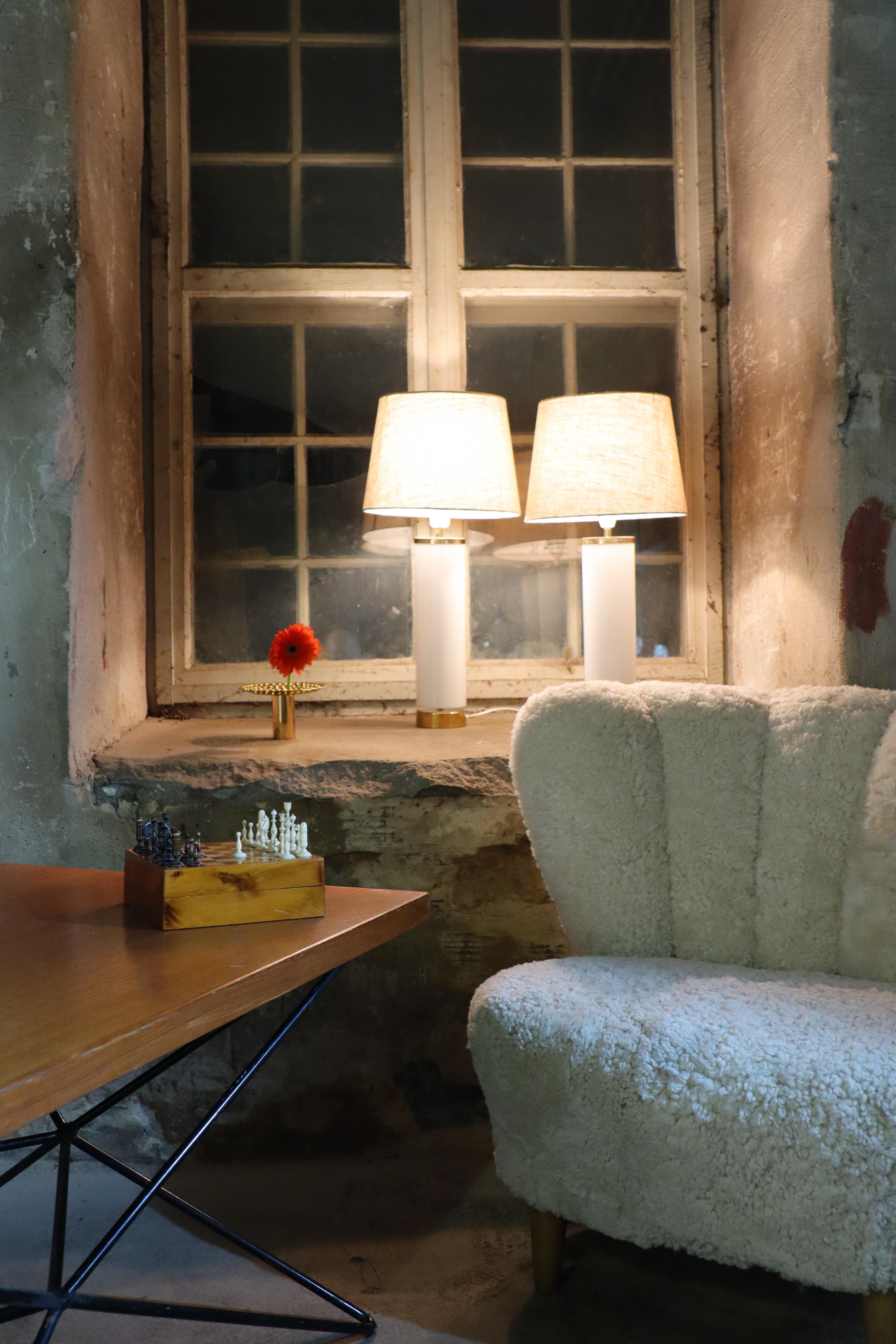 Paire de lampes de table, Bergboms Suède - Elegant verre blanc et laiton en vente 2