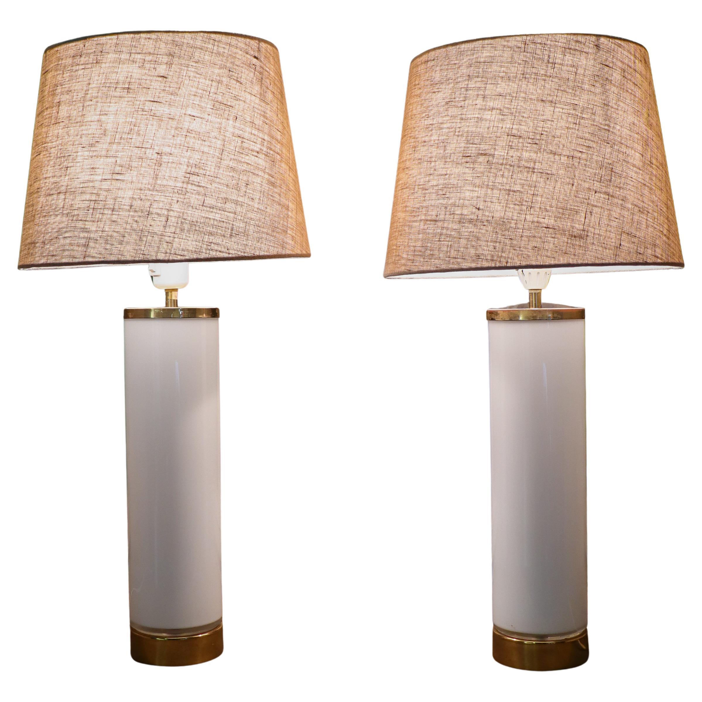 Paire de lampes de table, Bergboms Suède - Elegant verre blanc et laiton en vente