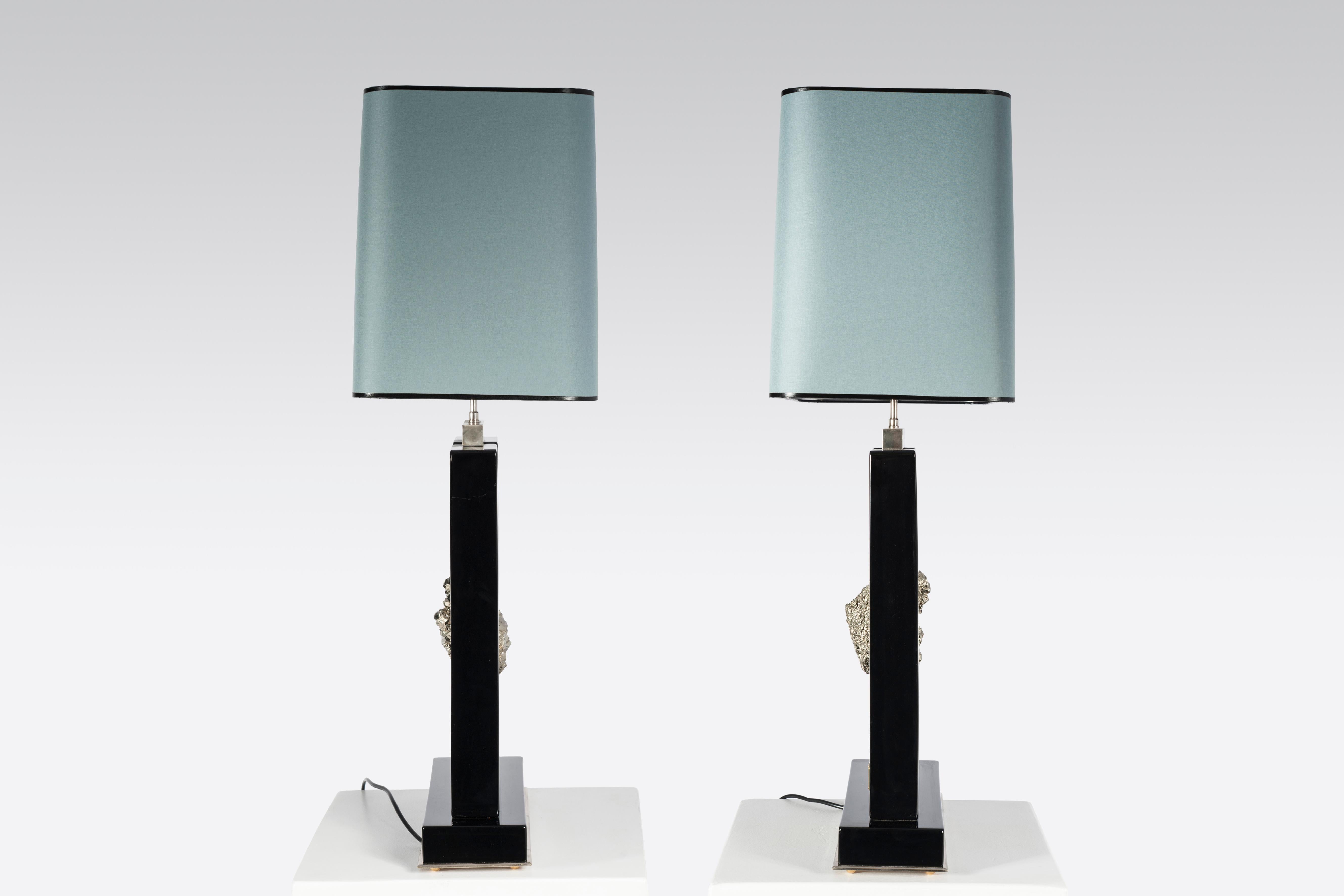 Mid-Century Modern Paire de lampes de bureau en résine noire et pyrite par Stan Usel en vente