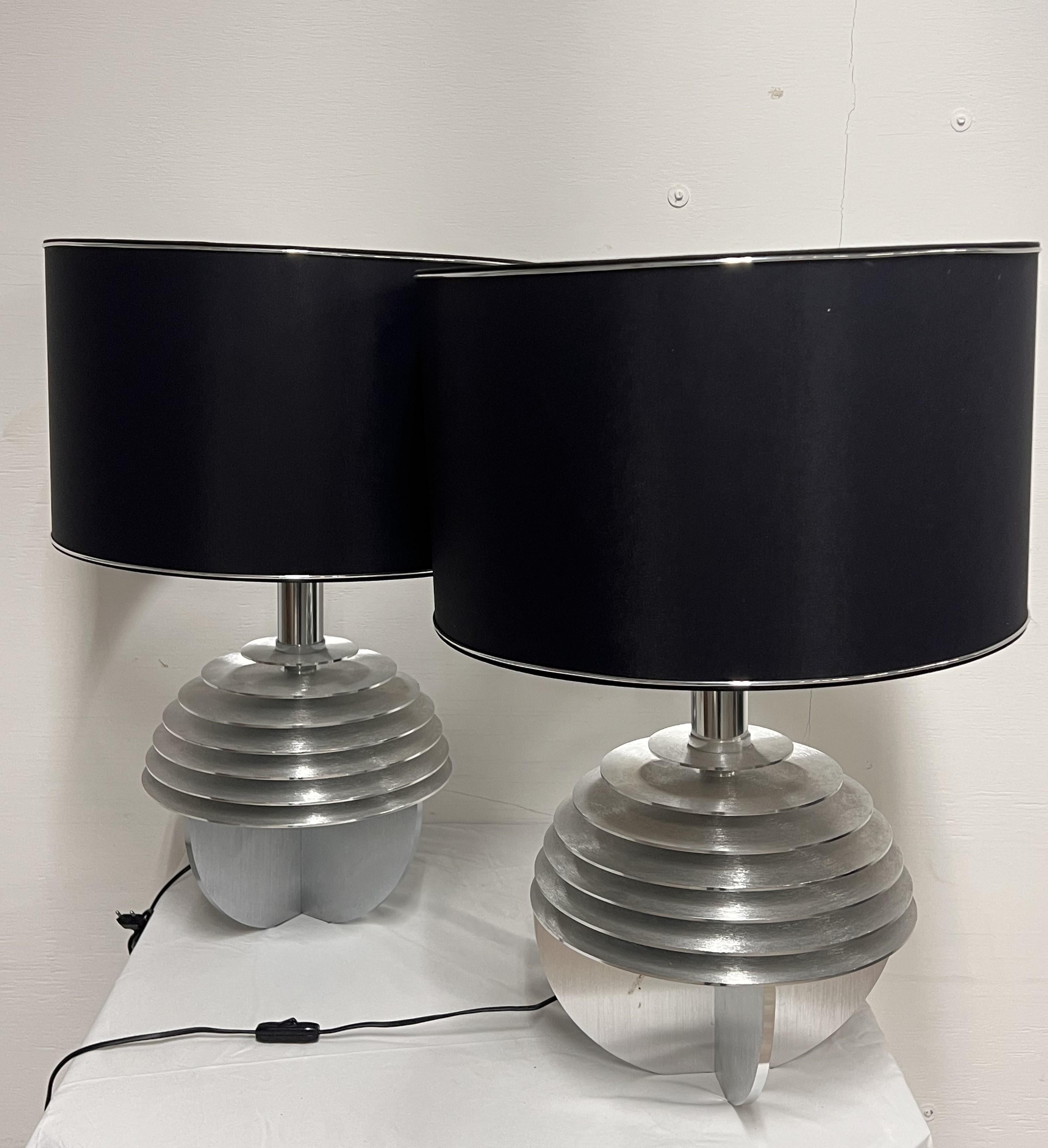Rare modèle d'une paire de lampes boules à disque Saturn en métal du Mid-Century Modern Space Age par le designer italien Banci. 
Nécessité de refaire le câblage 
Abat-jour noir inclus  