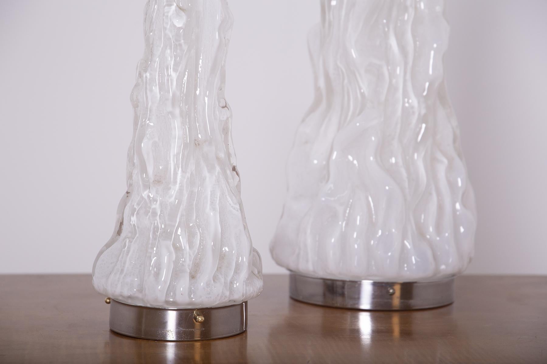 Pair of Table Lamps by Carlo Nason for Vistosi in White Murano Glass, 1960 In Good Condition In Milano, IT