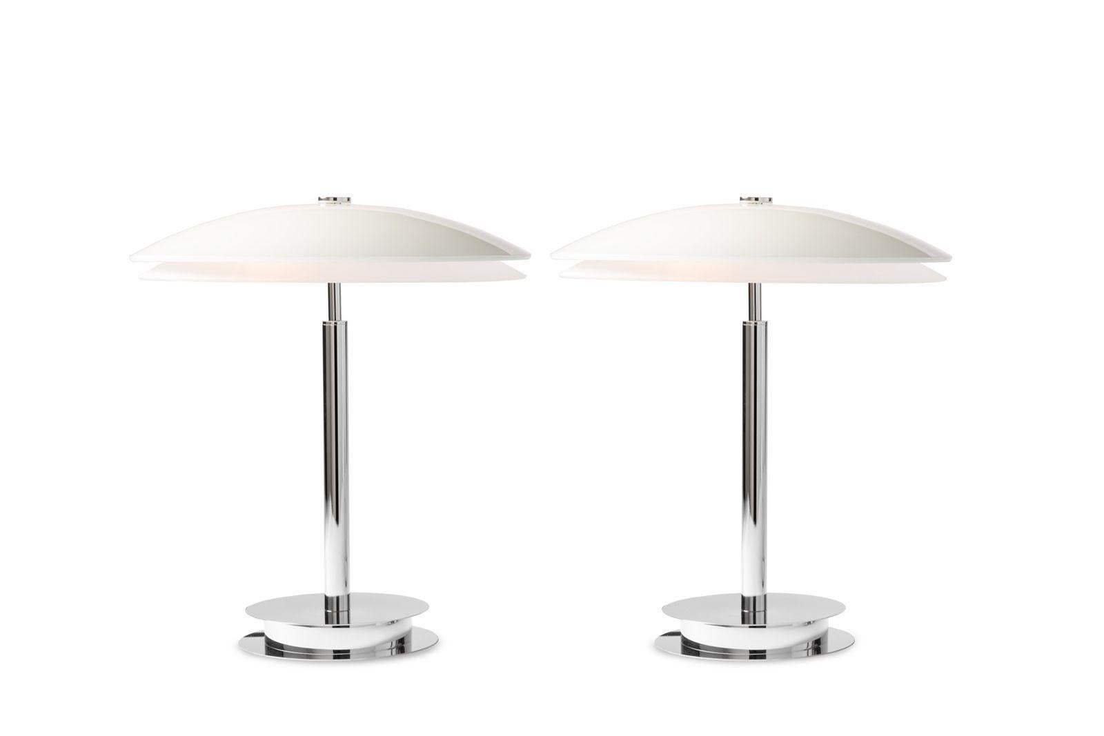 Este diseño atemporal se introdujo por primera vez en 1954, diseñado por Pietro Chiesa para Fontana Arte. Las lámparas de sobremesa Tris están fabricadas con un sólido vástago de latón cromado, dos pantallas de cristal esmerilado y un remate