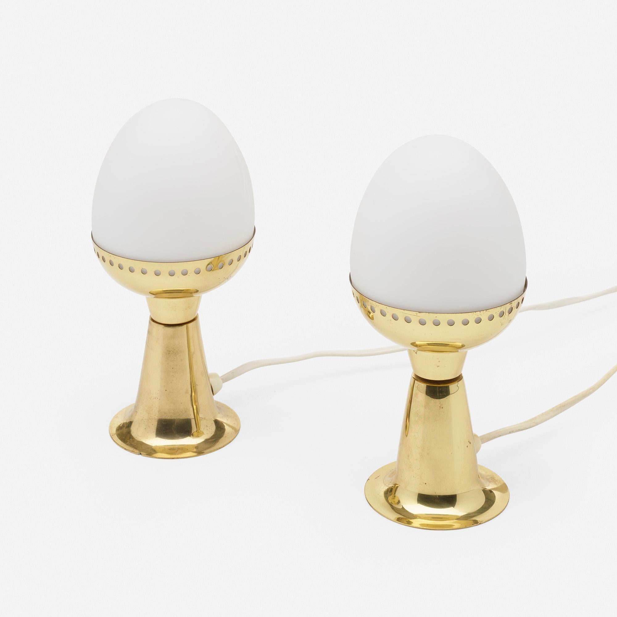 Pair of table lamps by Hans-Agne Jakobsson

Applied paper manufacturer's label to underside of each example ‘Hans-Agne Jakobsson Markaryd Made in Sweden’.
Made in Sweden

Additional information:
Material: Frosted glass, brass
Size: 4 Diameter