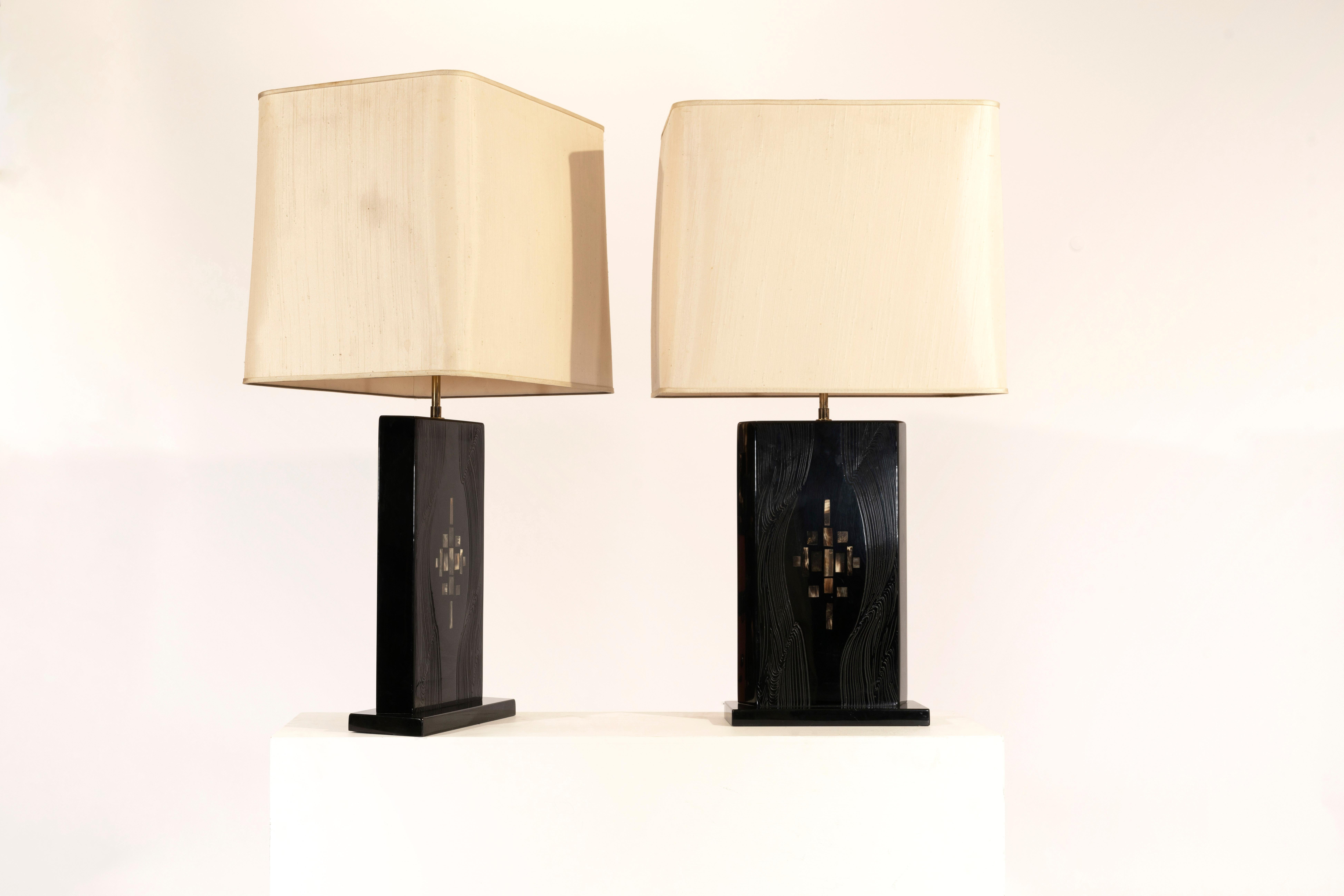 Jean Claude Dresse, paire de lampes de table, résine noire et corne, Belgique, 1970. 

Cette paire unique de lampes de table de Dresse a appartenu à une collection privée belge de Bruxelles. Cet exemple est fait sur mesure. Outre sa taille, ce qui