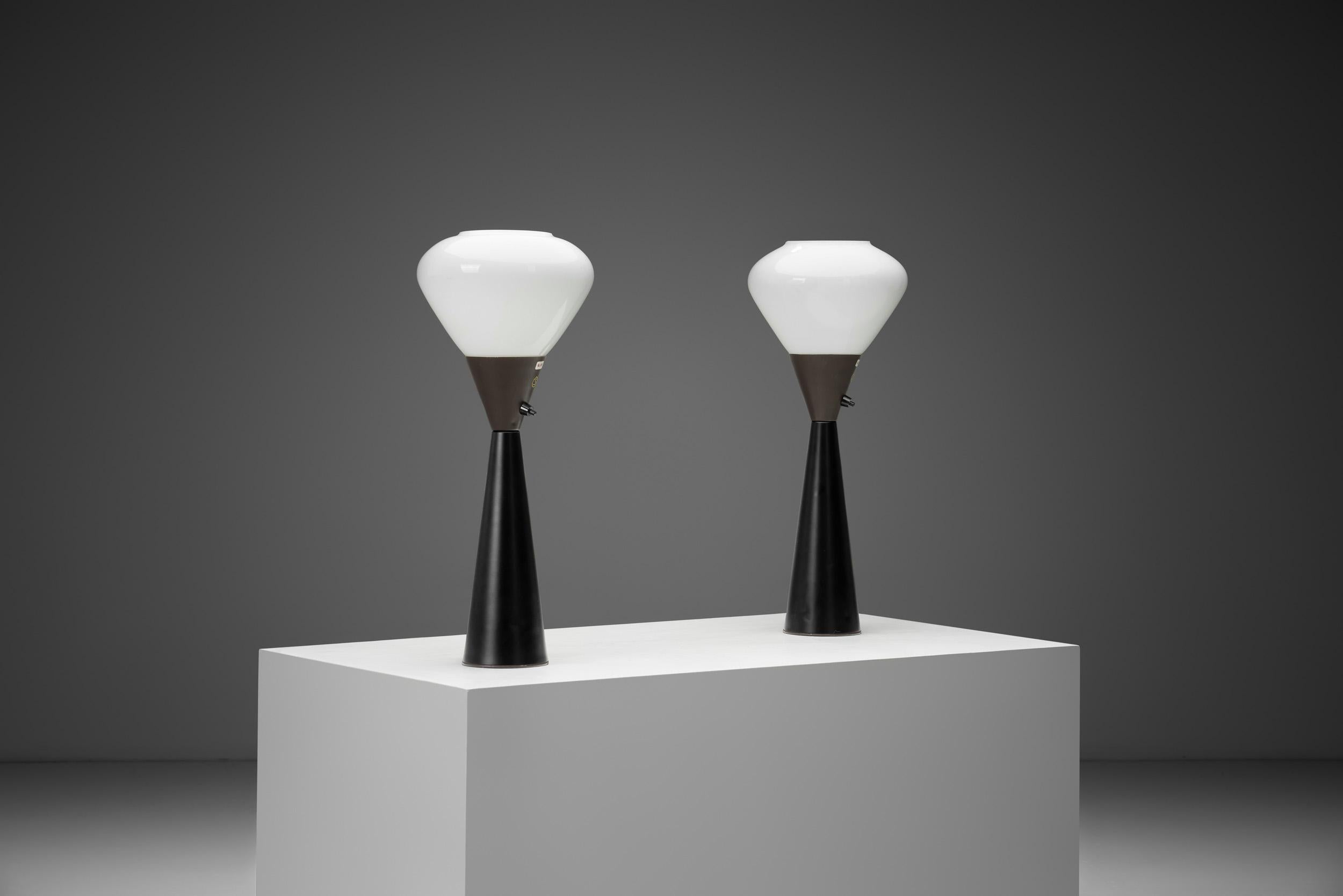 Pareja de lámparas de mesa de Lisa Johansson-Pape para ASEA, Suecia Años 50 Escandinavo moderno en venta