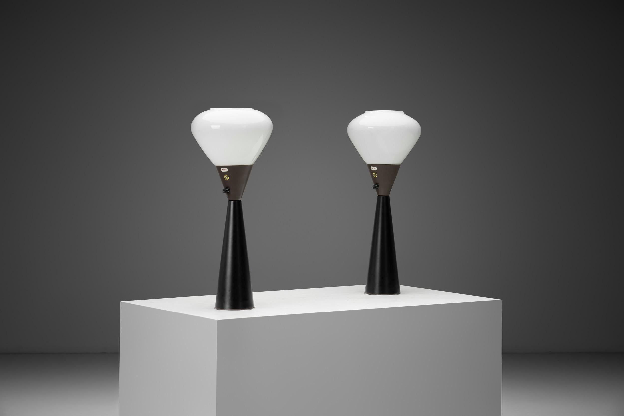 Pareja de lámparas de mesa de Lisa Johansson-Pape para ASEA, Suecia Años 50 Metal en venta