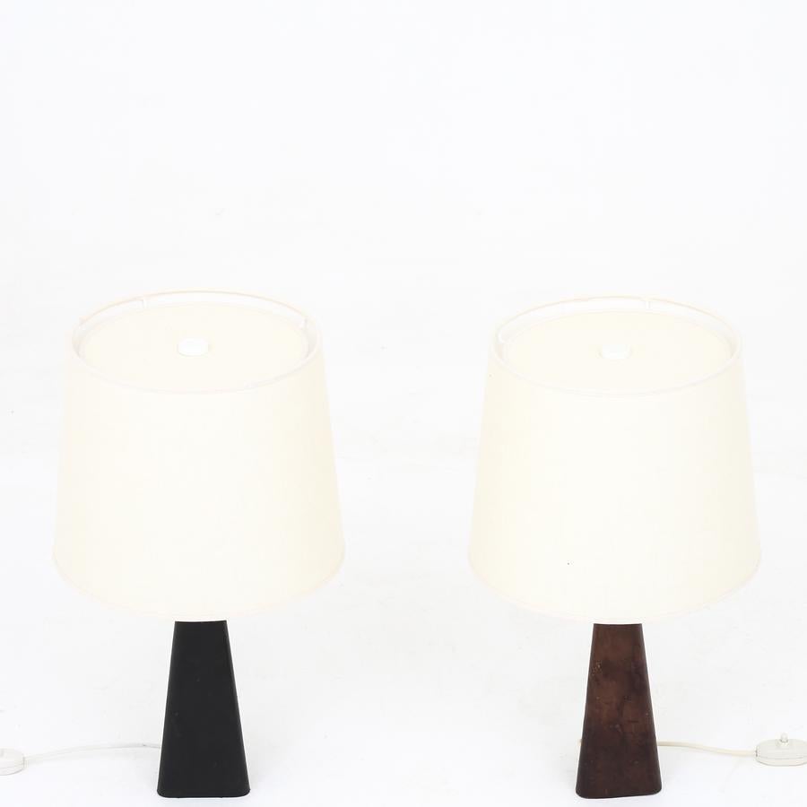 Model 46-186 - A pair of table lamps in patinated leather and brass fittings from the 1950s. Maker Stockman Orno.