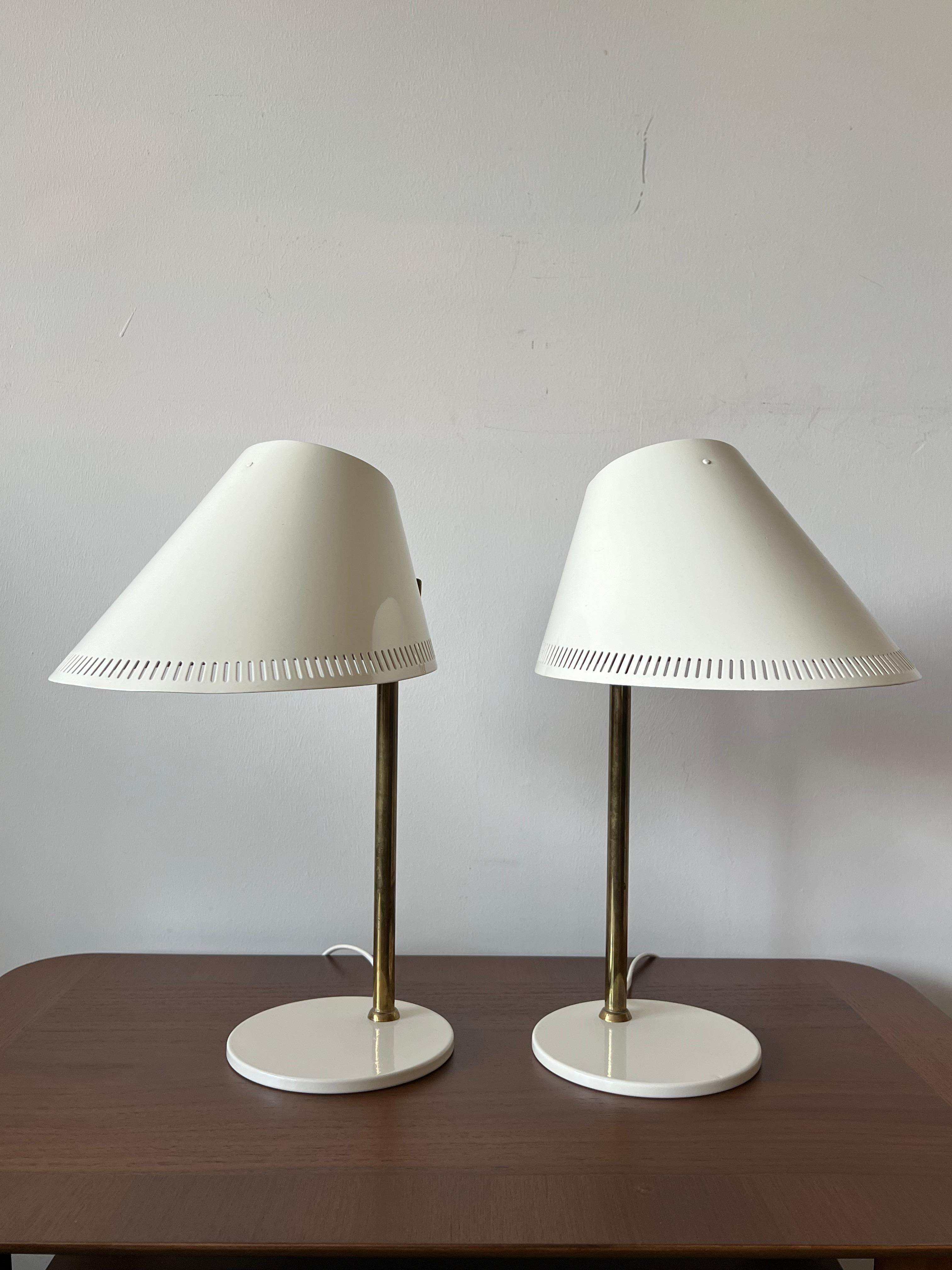 Paire de lampes de table, modèle 9227 par Paavo Tynne, conçues pour Idman/Taito, vers les années 1950. Revêtement en poudre, peinture émaillée couleur crème, construction en laiton, aluminium et acier.