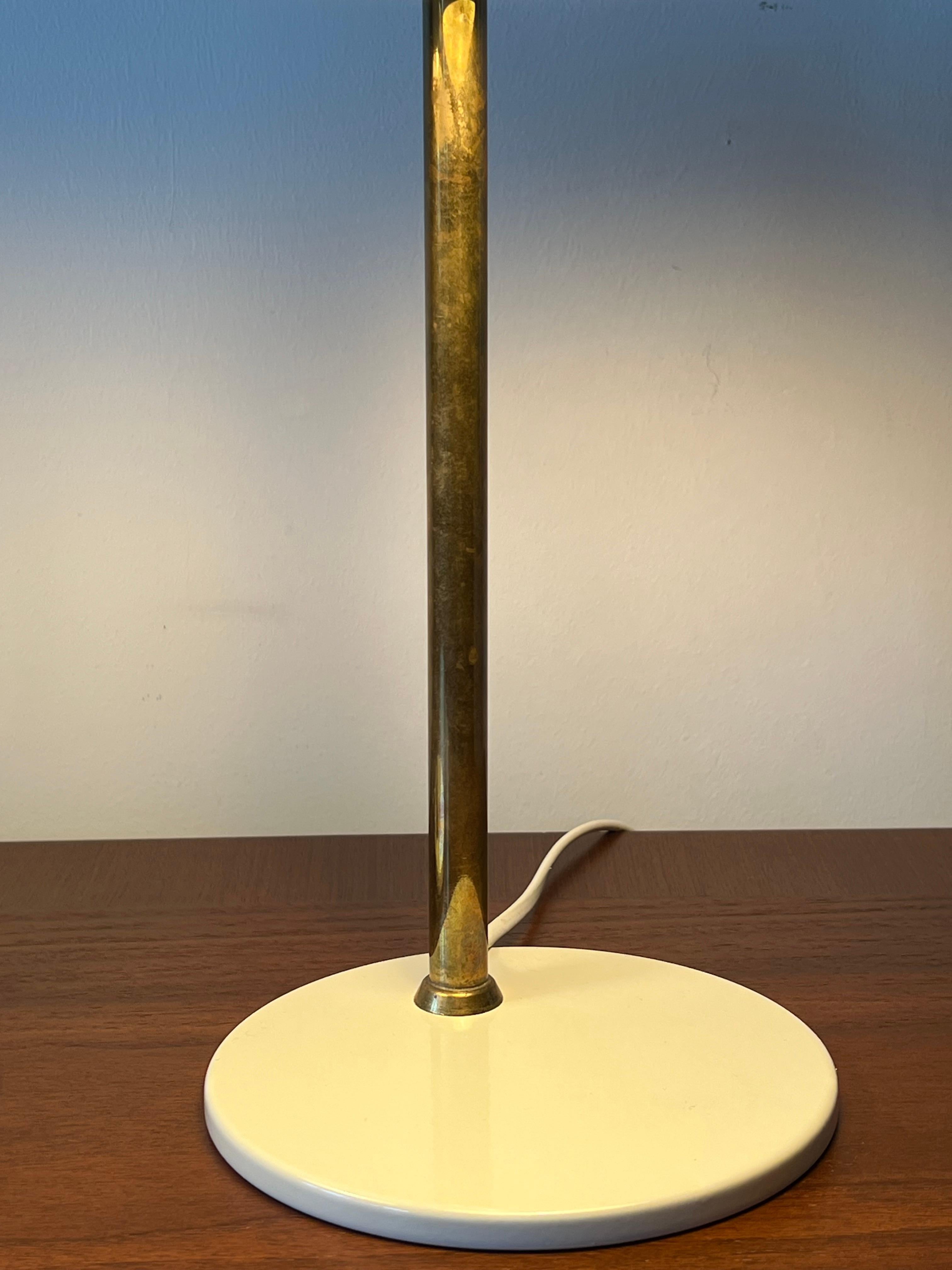 Mid-Century Modern Paire de lampes de table par Paavo Tynell, modèle 9227 en vente
