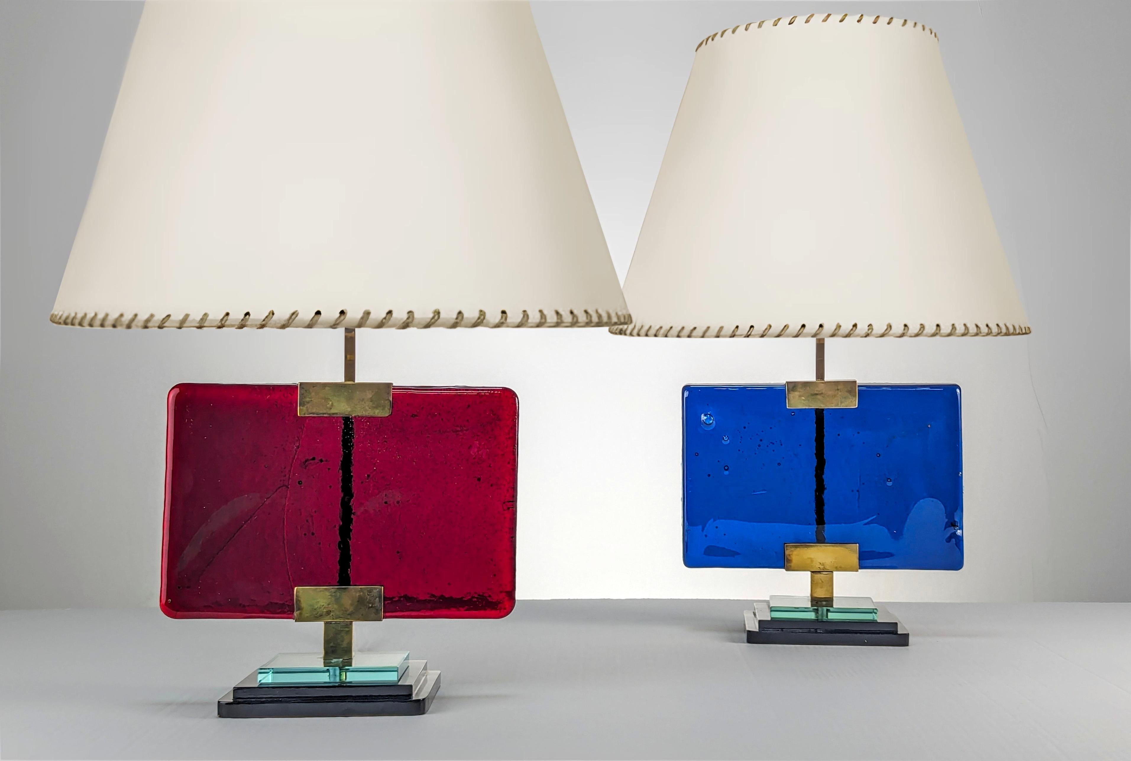 Erstaunliches Paar Tischlampen aus Messing und wunderschönem rot und blau gefärbtem Glas, das den Entwürfen von Pietro Chiesa für Fontana Arte zugeschrieben wird, wie ein Paar dokumentierter Stehlampen auf Seite 202 der Beleuchtungsbibel '1000
