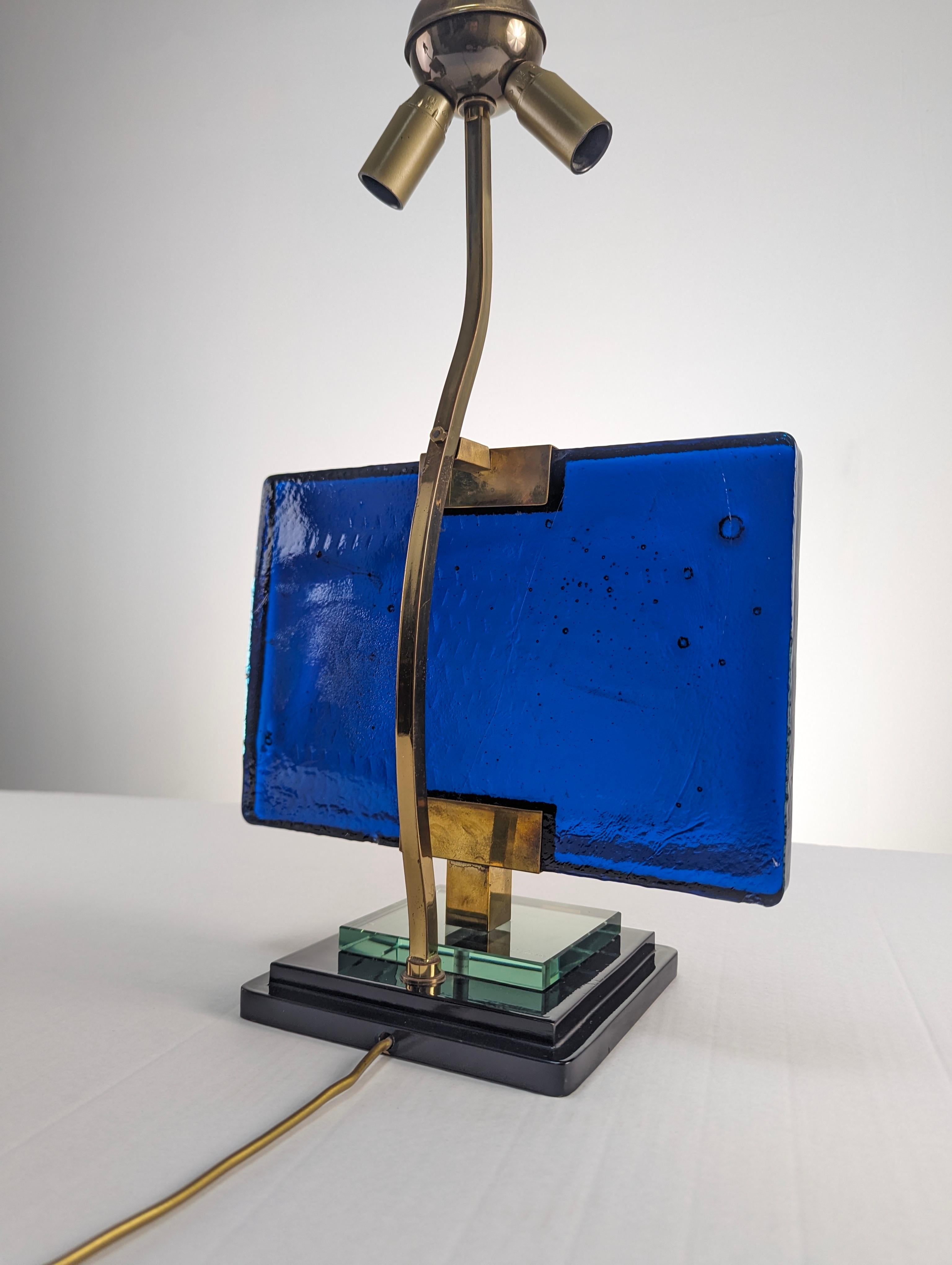 Pair of table lamps by Pietro Chiesa for Fontana Arte in glass and brass For Sale 2