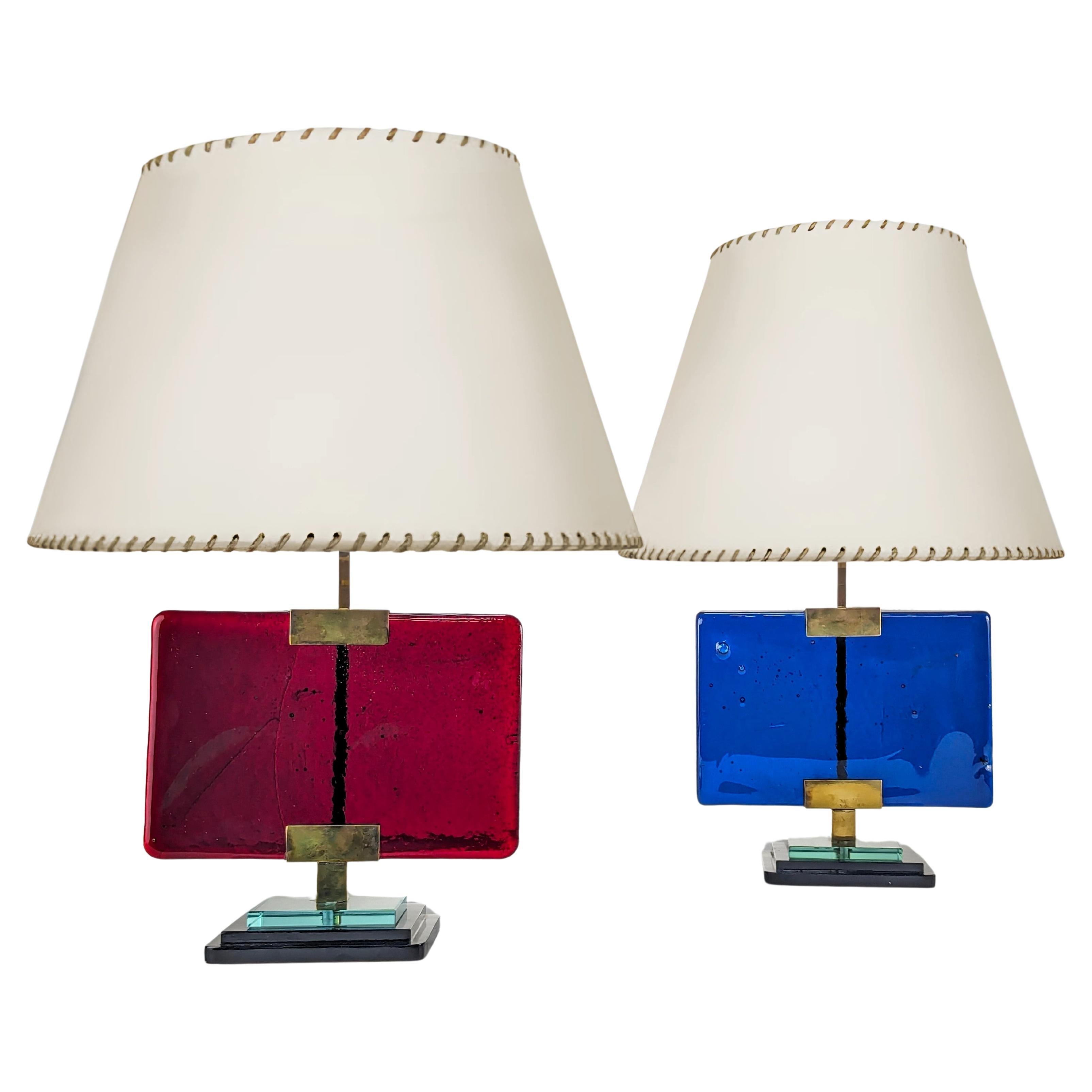 Pair of table lamps by Pietro Chiesa for Fontana Arte in glass and brass For Sale