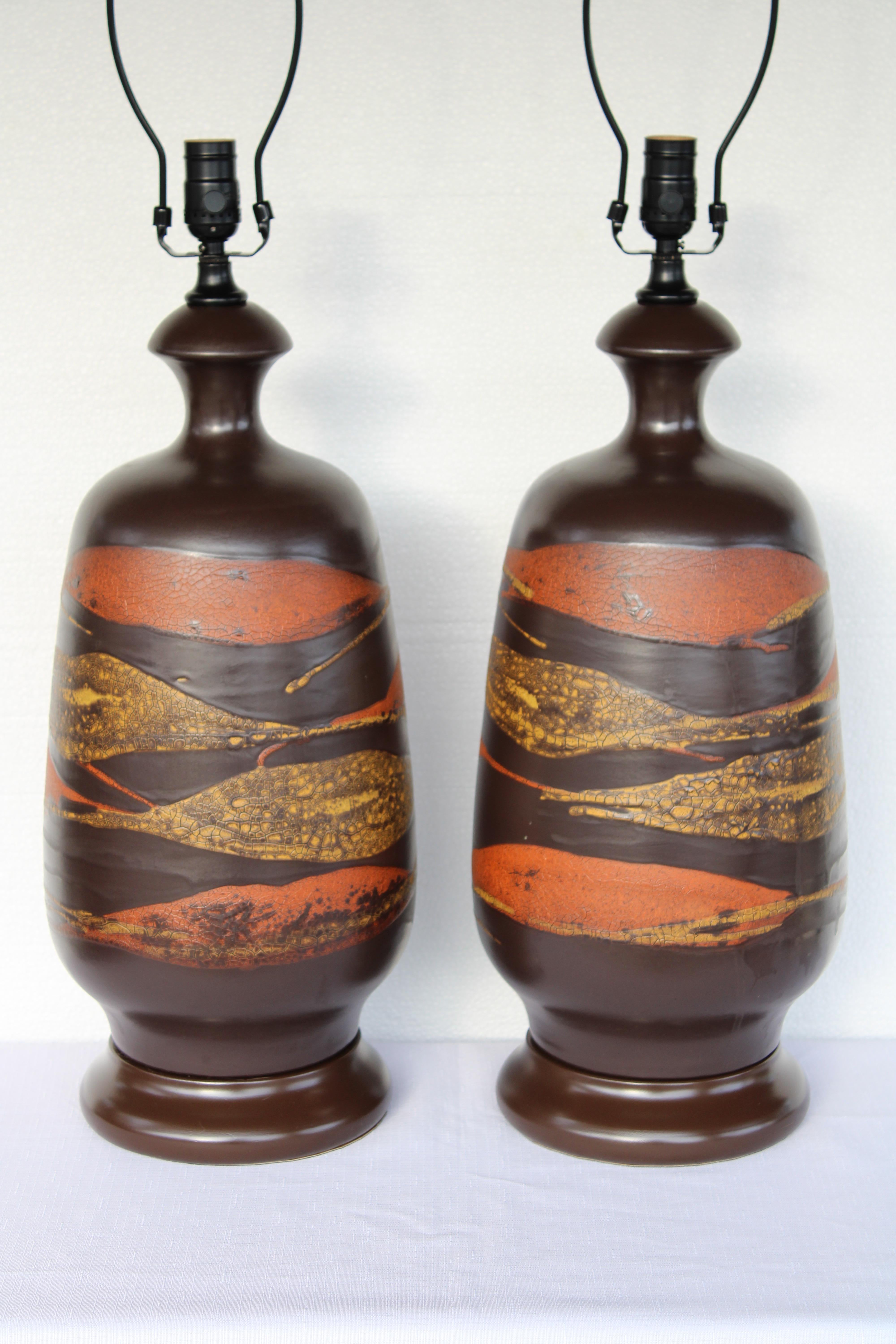 Ein Paar Tischlampen.  Die keramischen Teile sind von Royal Haeger und tragen den Namen 