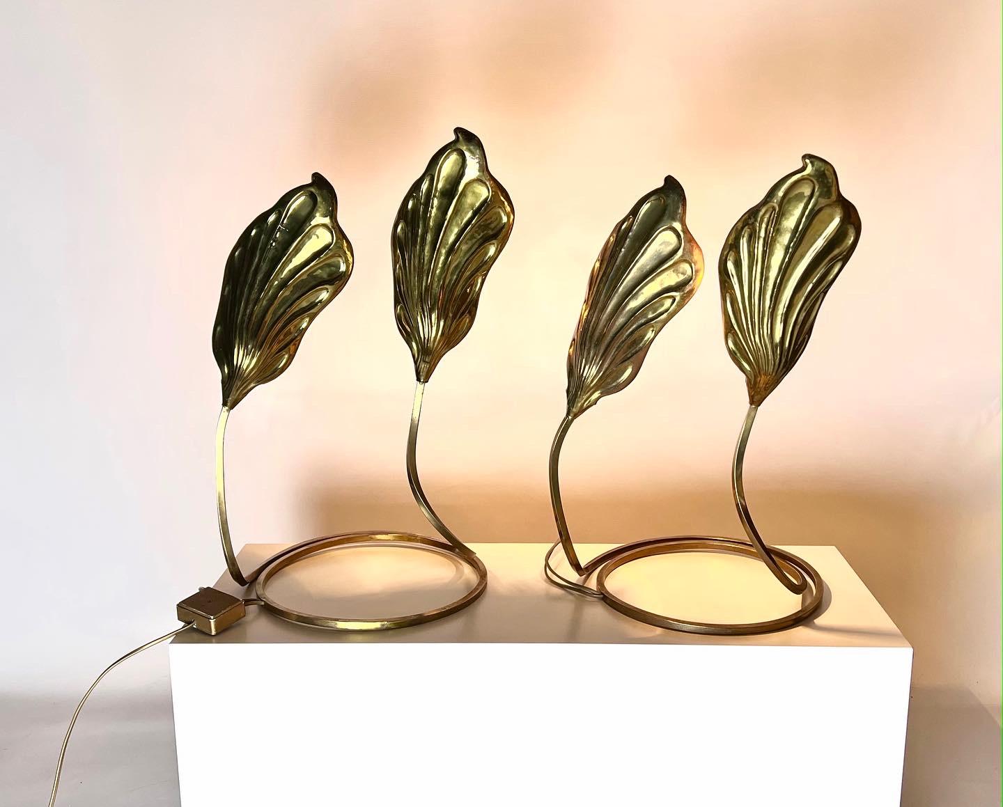 Pair of brass Foglia double table lamps in brass by Tommaso Barbi and Carlo Giorgi, Italy 1970.
 
Four leaves on square copper tubing with amazing details by the Italian designer Barbi. Beautiful organic shape. Both lamps are interconnected so they