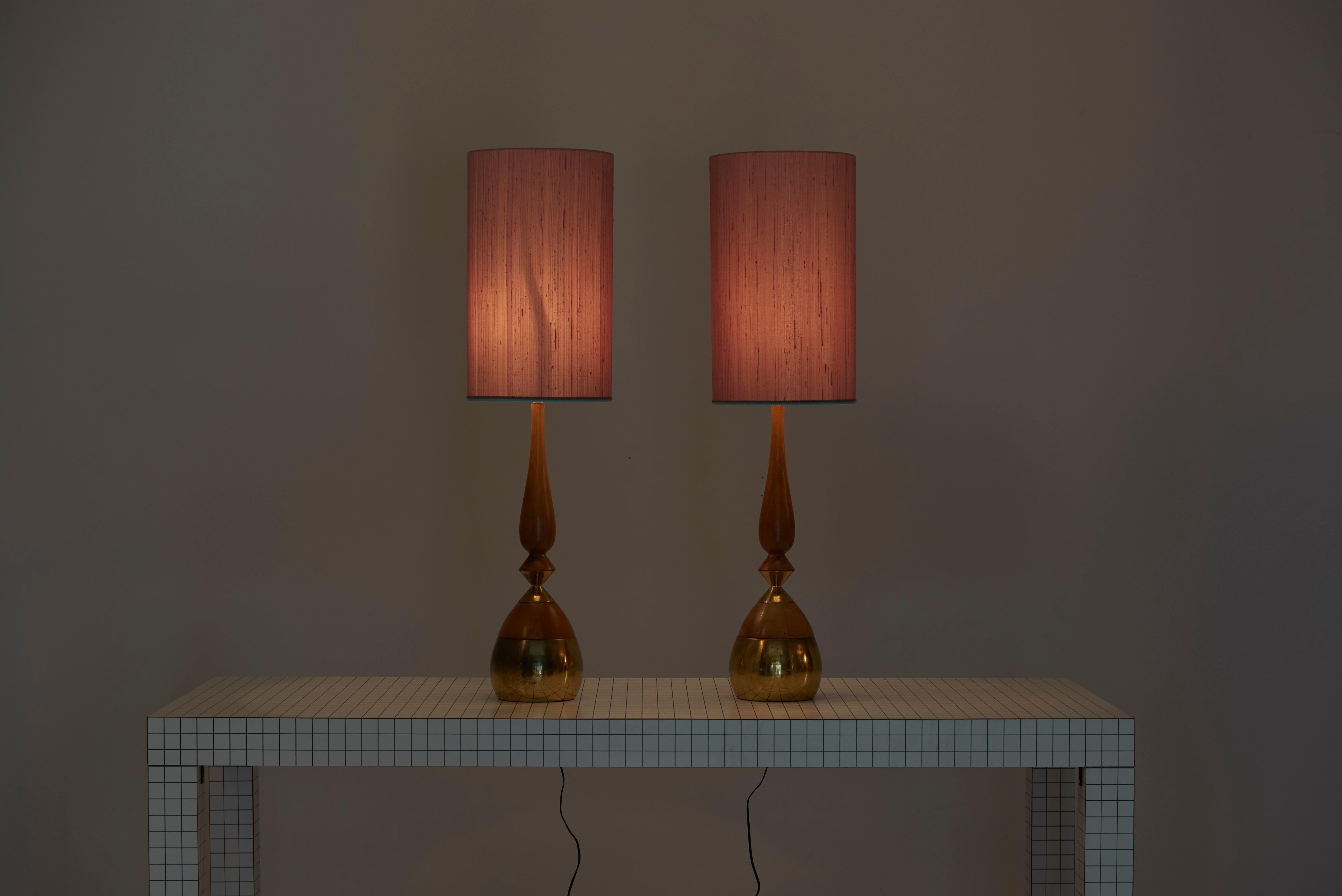 Pair of table lamps in brass and walnut, designed by Tony Paul and manufactured by Westwood Lighting.
Including new custom lampshades.

1 x E27 socket / each.

Please note: Lamp should be fitted professionally in accordance to local requirements.
