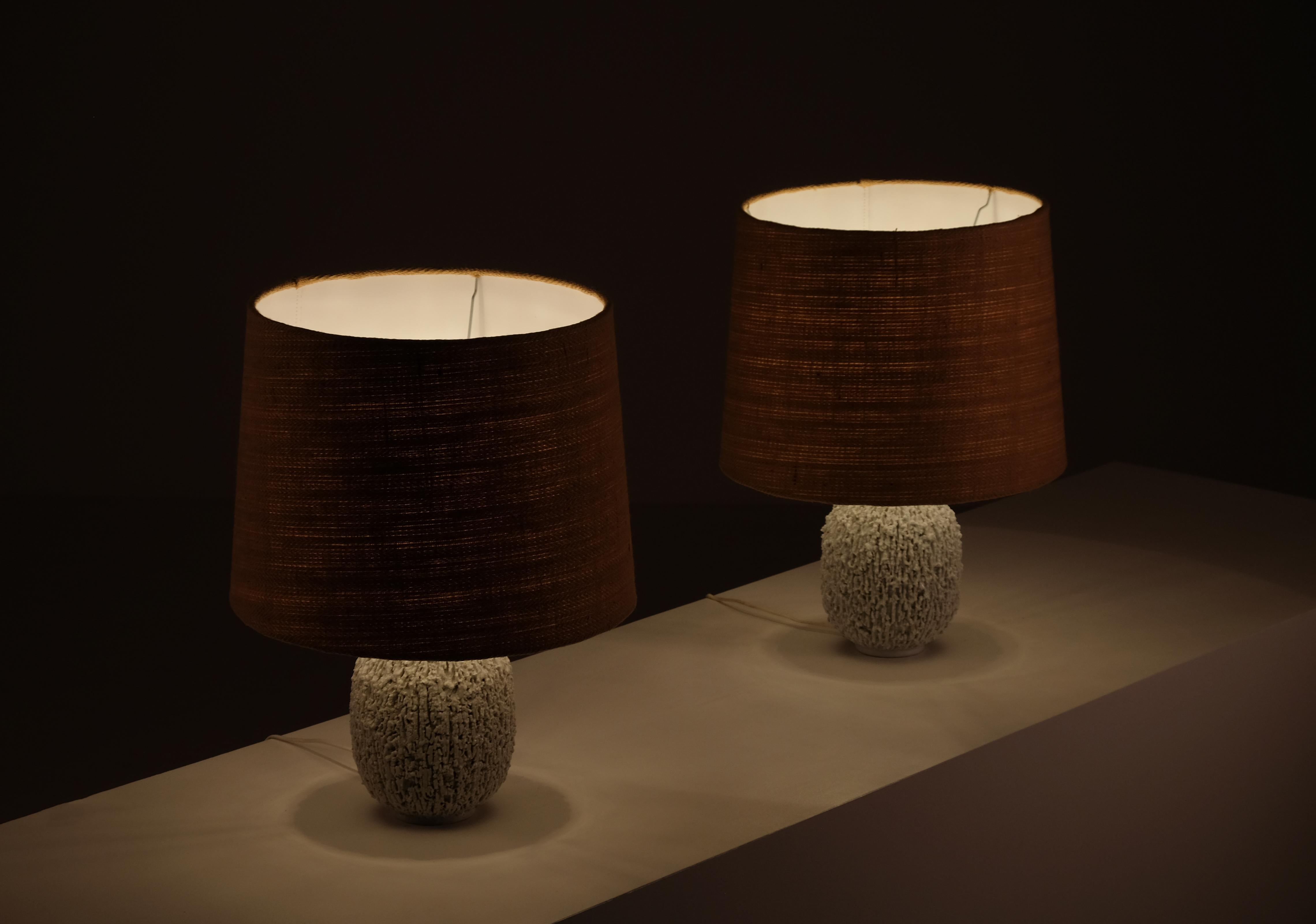 Paire de lampes de table en céramique de forme bulbeuse par Gunnar Nylund, composées d'argile chamottée et émaillées d'une glaçure lustrée de couleur blanche. Produit par Rörstrand. Estampillé.