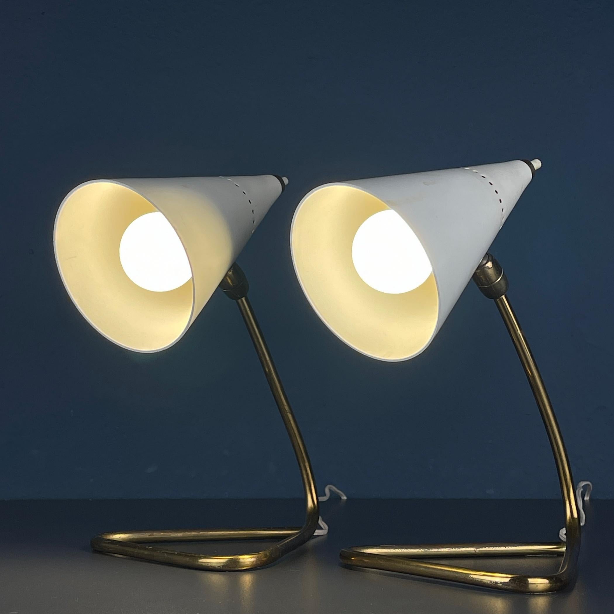 Eine Reise zurück in die goldene Ära des Designs mit diesem exquisiten Paar Cocotte-Tischlampen, einem Zeugnis der modernen italienischen Ästhetik aus der Mitte des Jahrhunderts. Diese von Gilardi & Barzaghi gefertigten Lampen verkörpern die Essenz