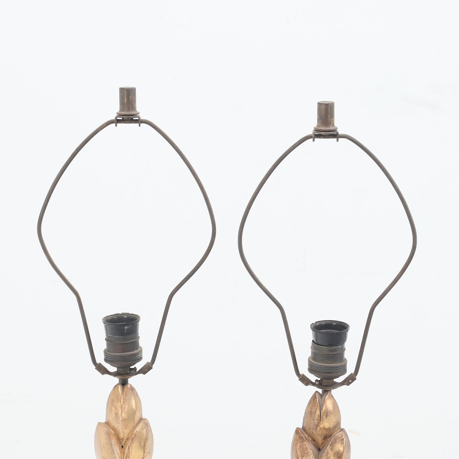 Paire de lampes de table construites à partir d'éléments en bois doré du XIXe siècle. 