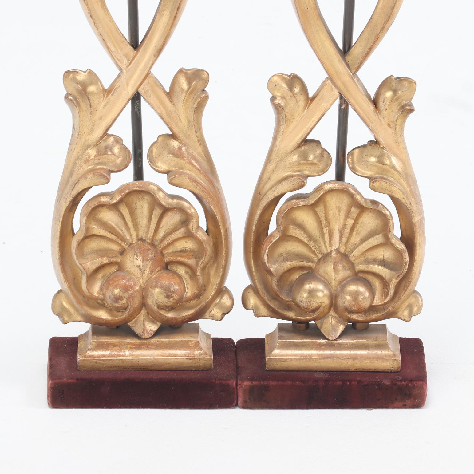 Paar Tischlampen aus vergoldetem Holz aus dem neunzehnten Jahrhundert.  (19. Jahrhundert) im Angebot