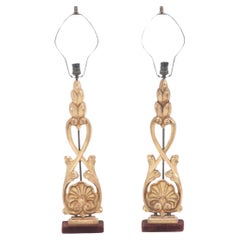 Paire de lampes de table construites à partir d'éléments en bois doré du XIXe siècle. 